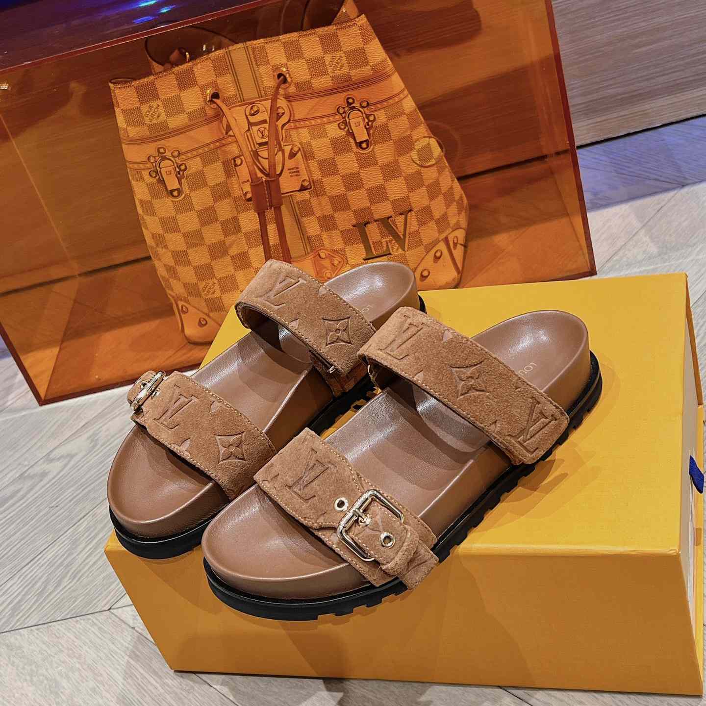 Louis Vuitton Bom Dia Flat Comfort Mule    1ABOY4 - FashionPlug