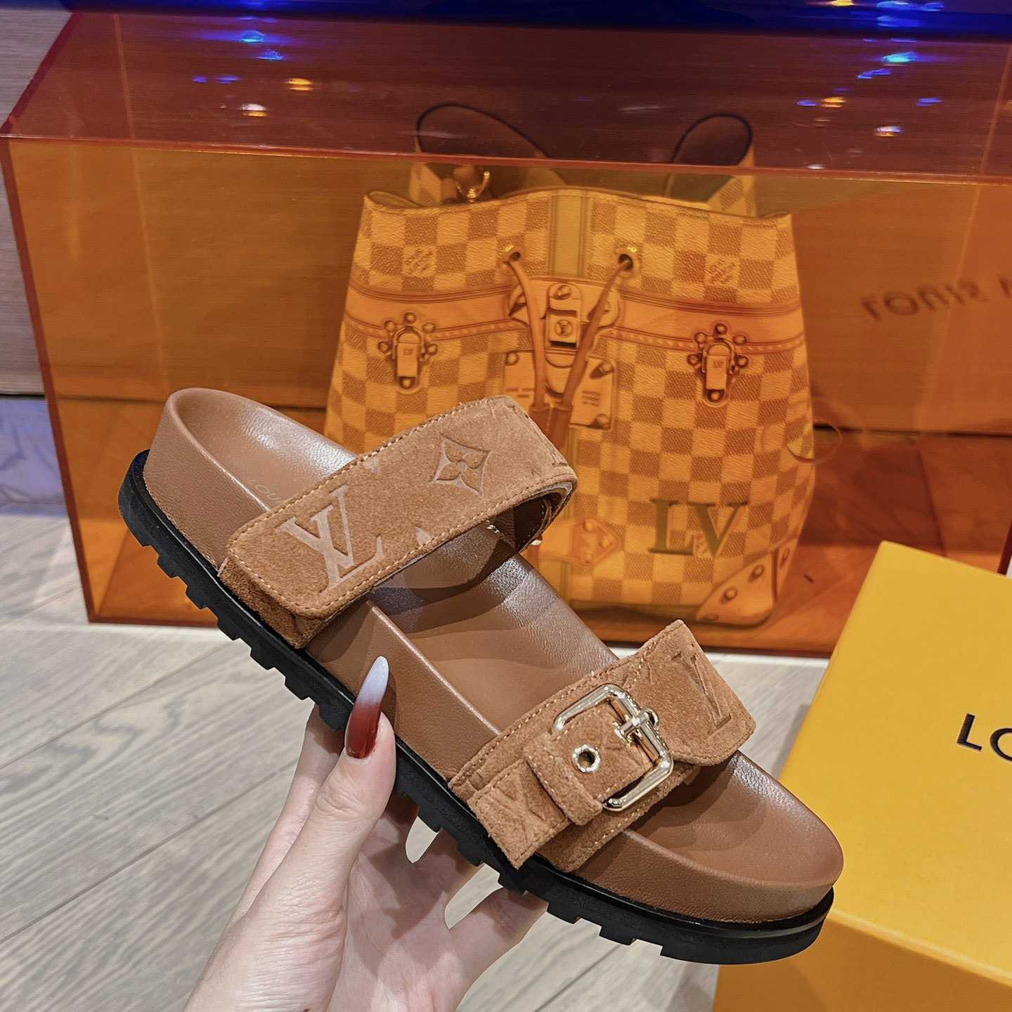 Louis Vuitton Bom Dia Flat Comfort Mule    1ABOY4 - FashionPlug