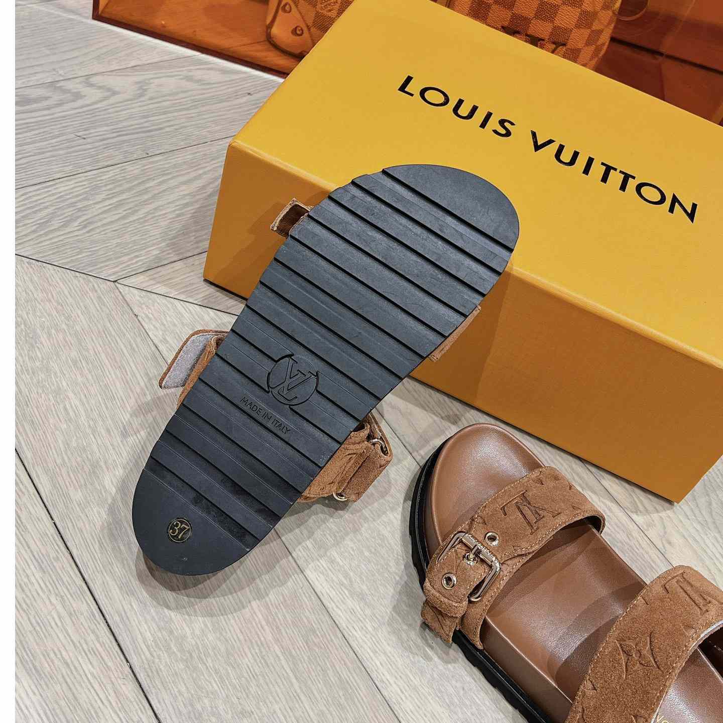 Louis Vuitton Bom Dia Flat Comfort Mule    1ABOY4 - FashionPlug