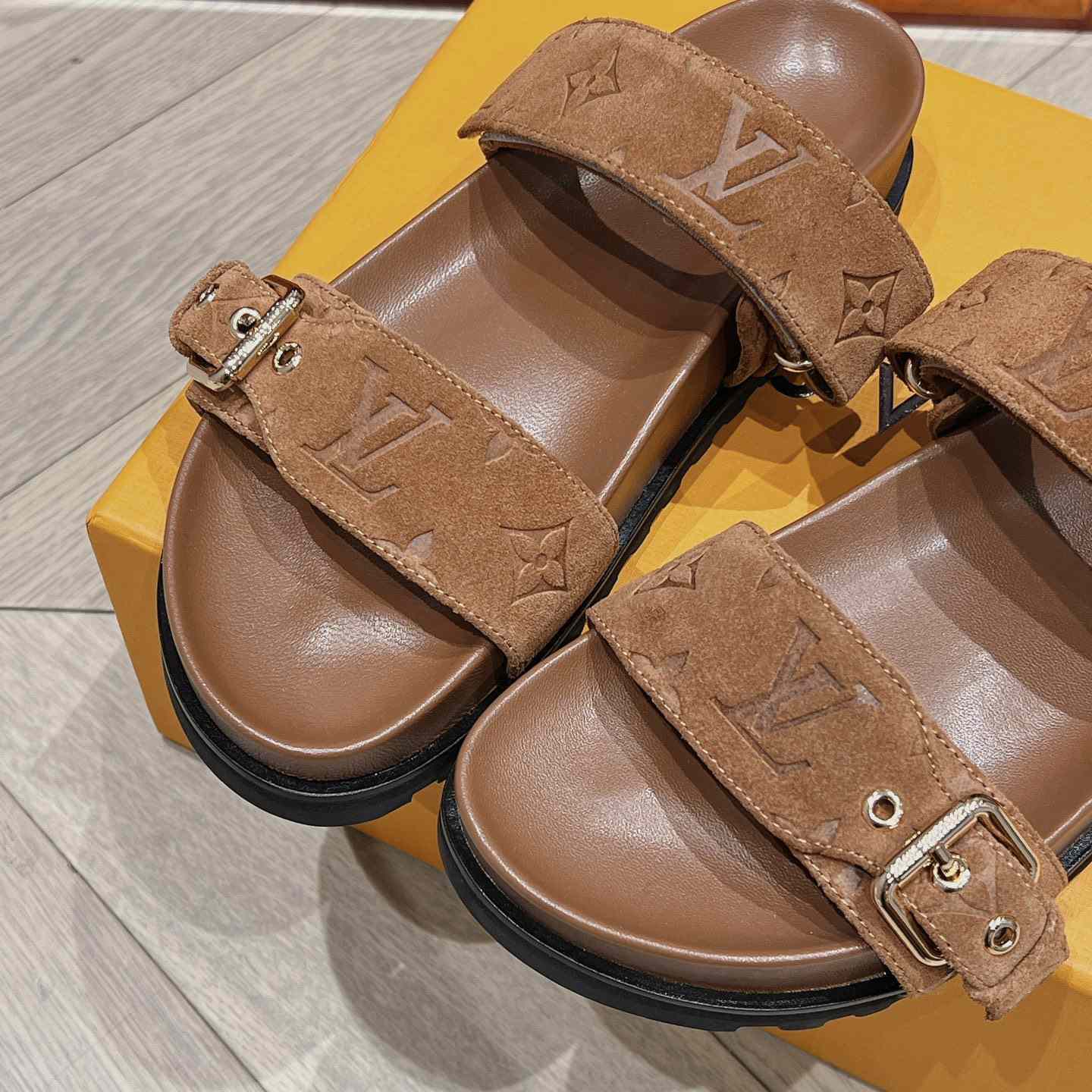 Louis Vuitton Bom Dia Flat Comfort Mule    1ABOY4 - FashionPlug
