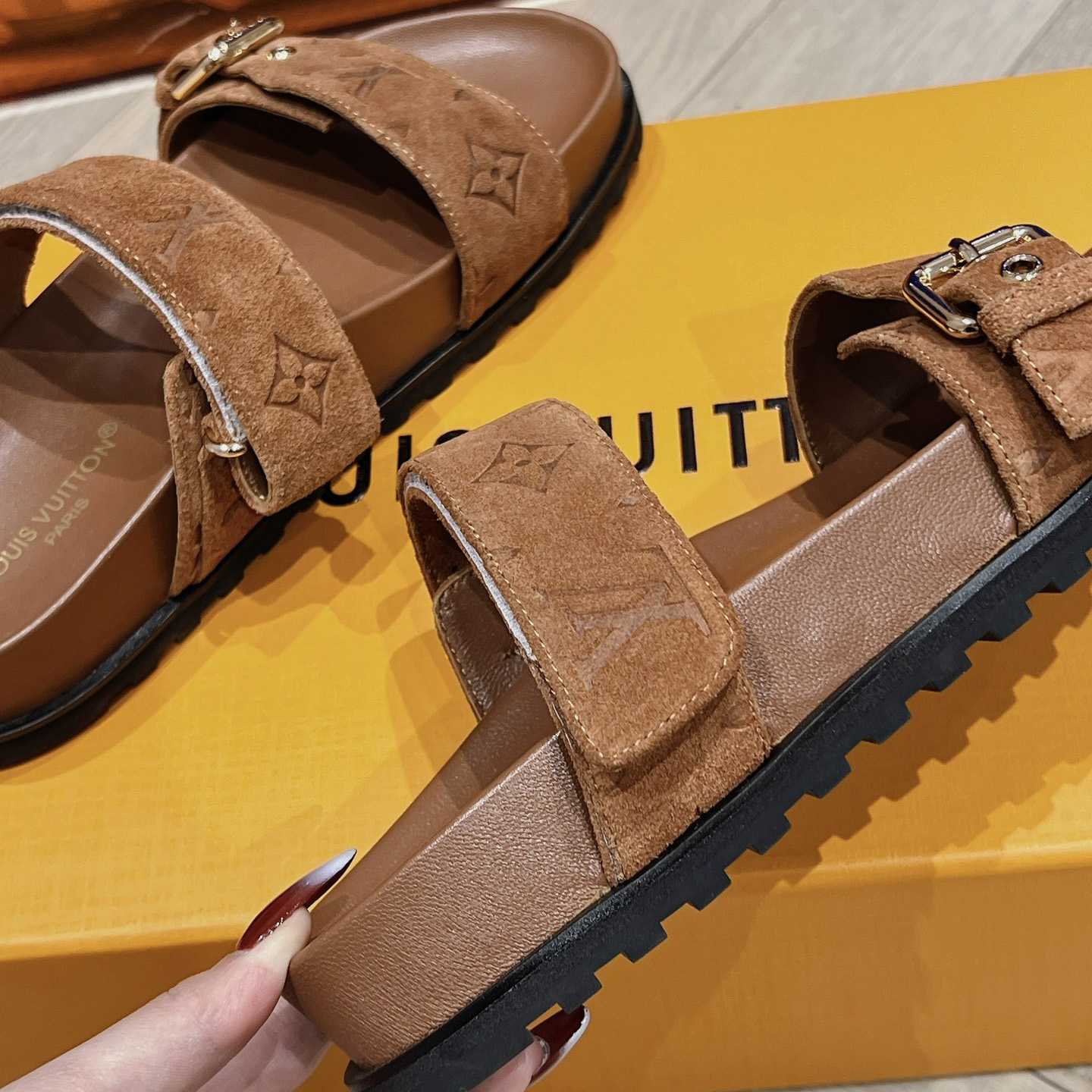 Louis Vuitton Bom Dia Flat Comfort Mule    1ABOY4 - FashionPlug
