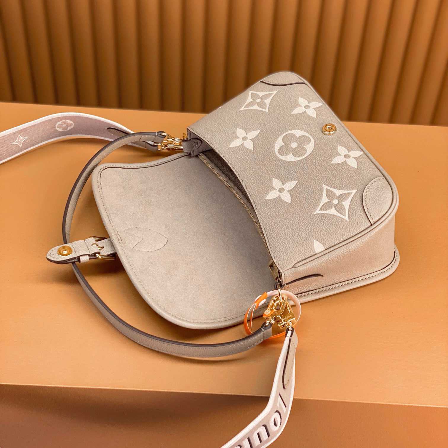 Louis Vuitton Diane (23 x 16 x 8.5cm)  M46583 - FashionPlug