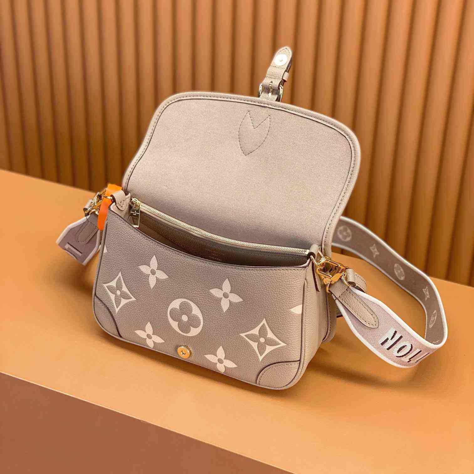 Louis Vuitton Diane (23 x 16 x 8.5cm)  M46583 - FashionPlug