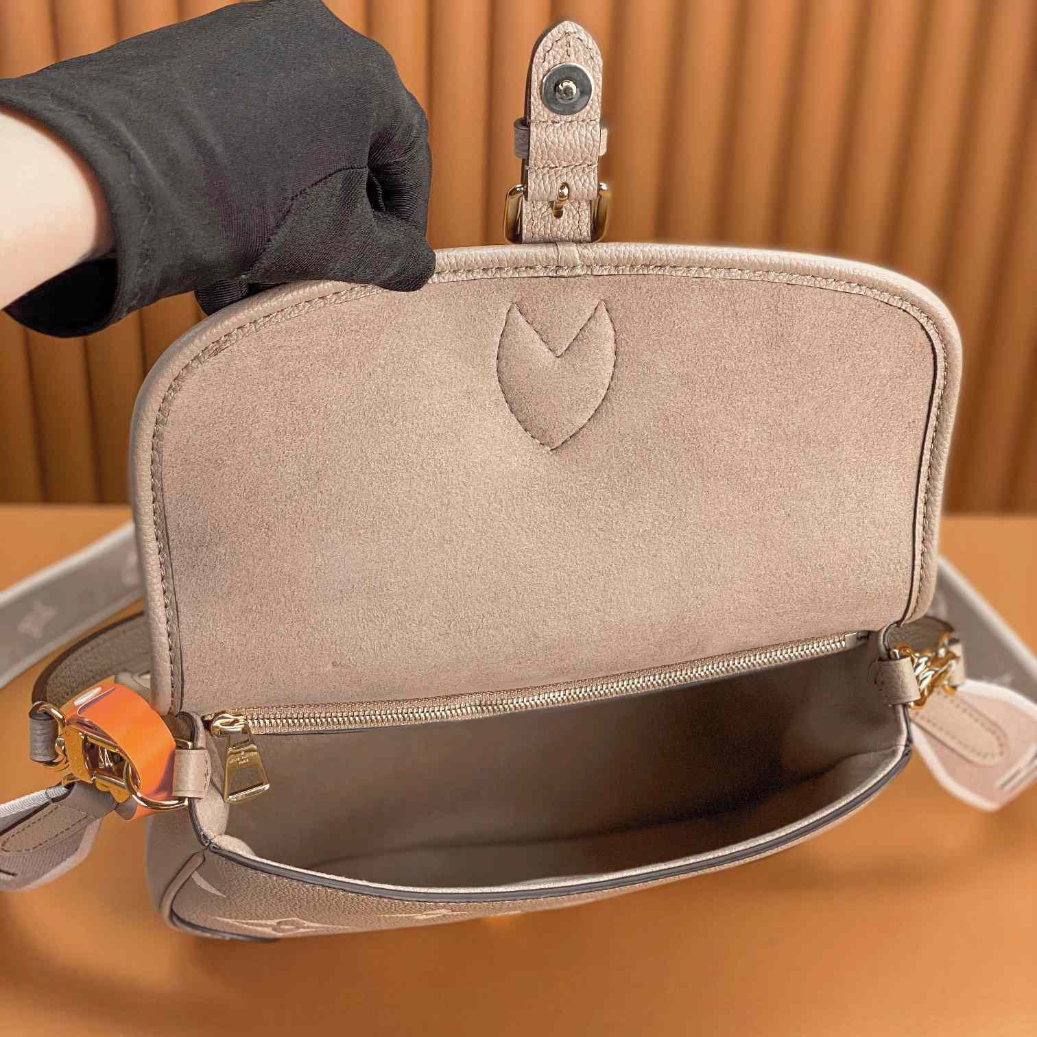 Louis Vuitton Diane (23 x 16 x 8.5cm)  M46583 - FashionPlug