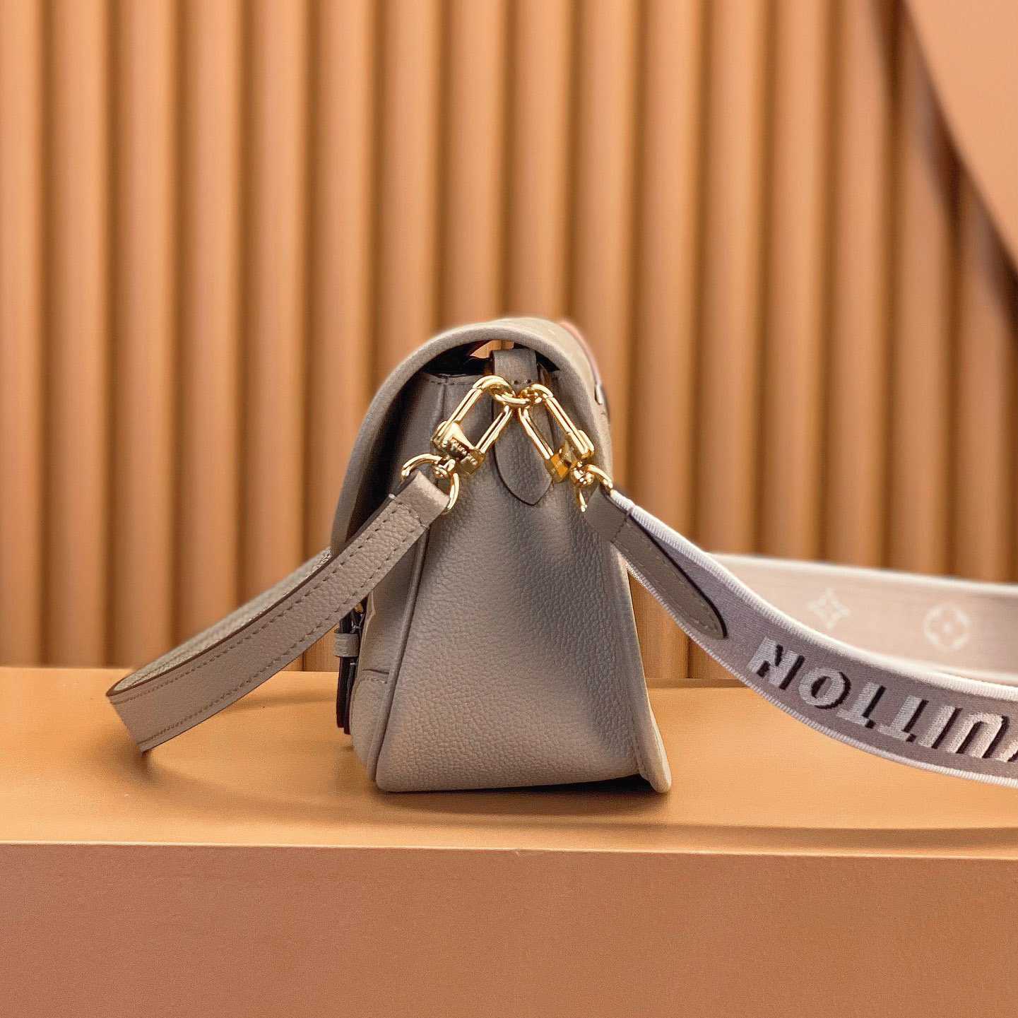 Louis Vuitton Diane (23 x 16 x 8.5cm)  M46583 - FashionPlug