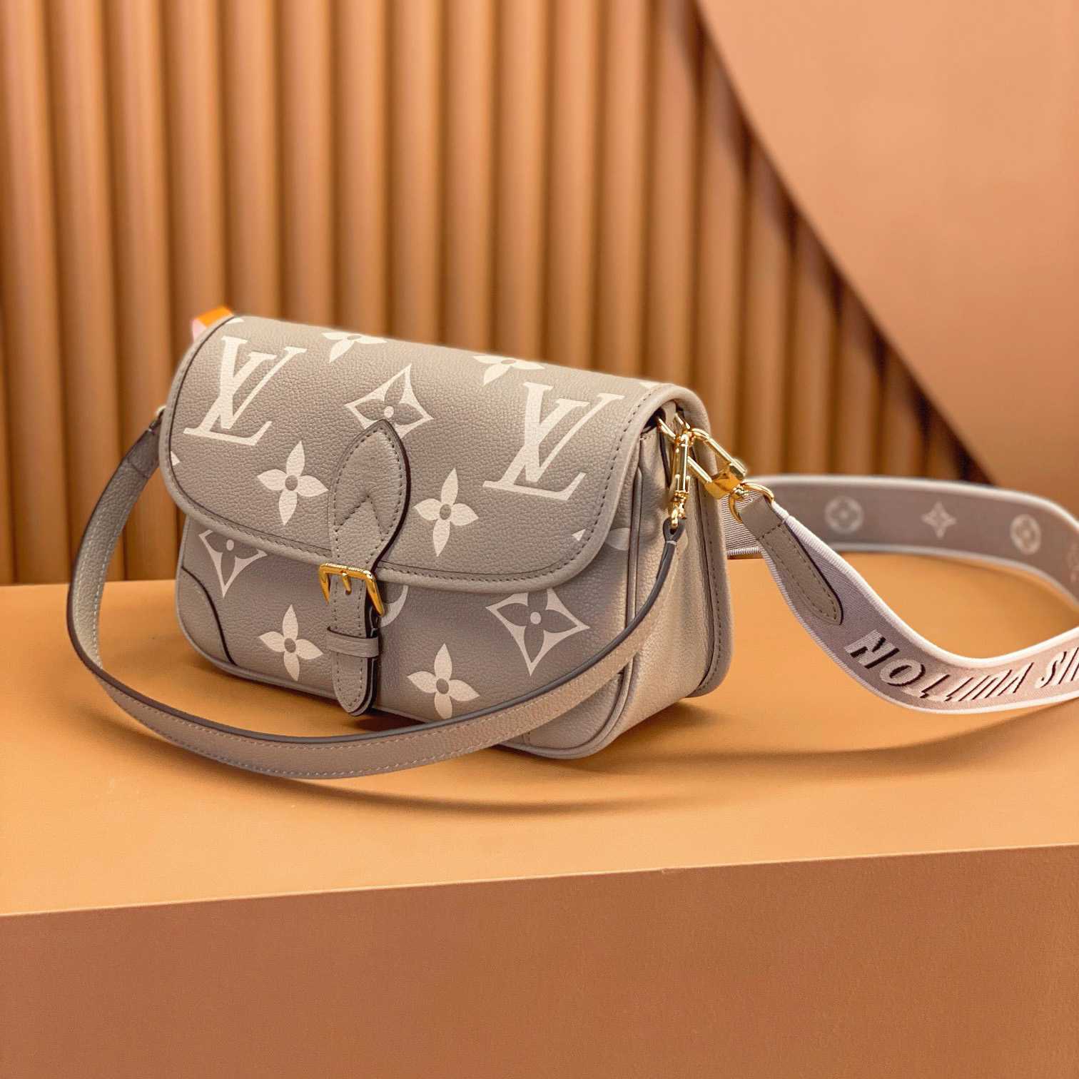 Louis Vuitton Diane (23 x 16 x 8.5cm)  M46583 - FashionPlug