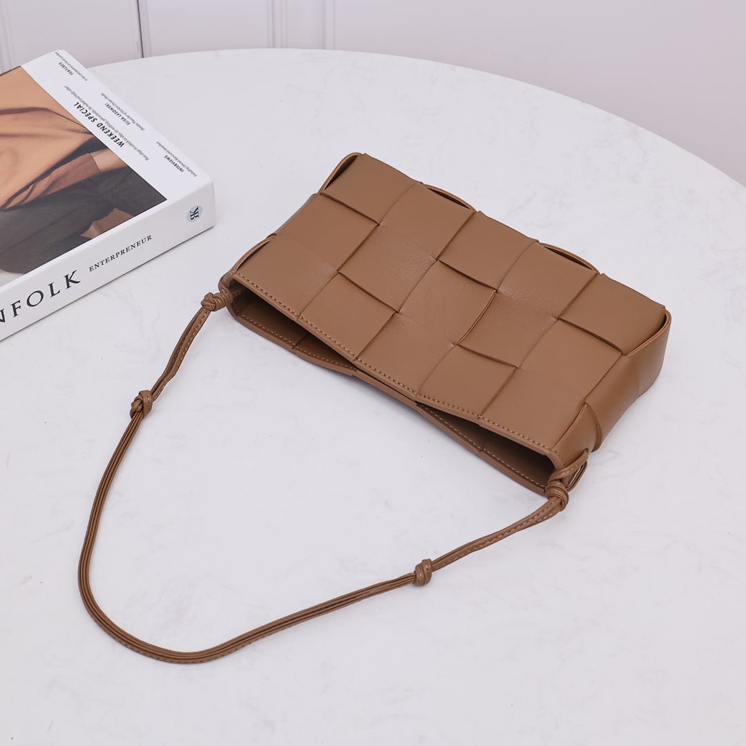 Bottega Veneta Cassette Pouch On Strap - FashionPlug
