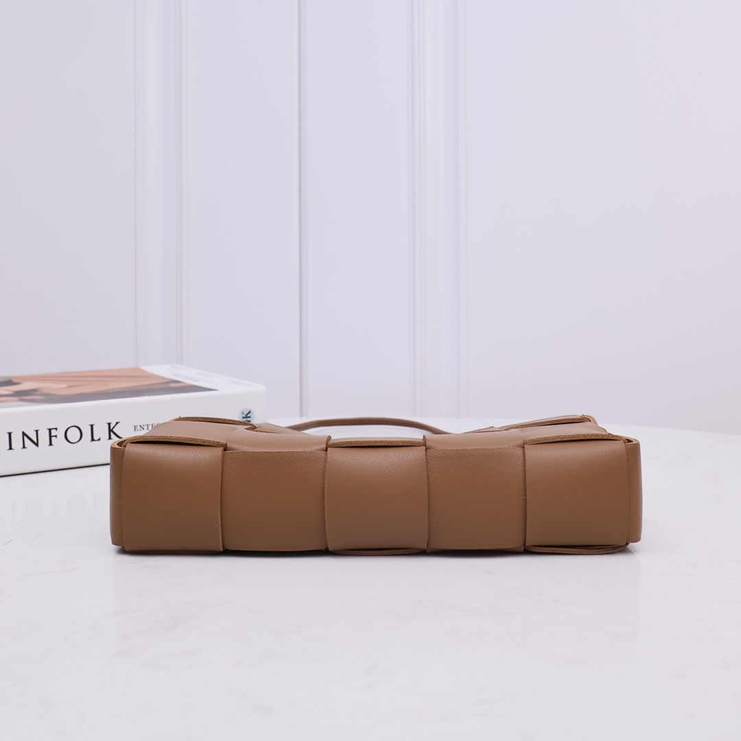 Bottega Veneta Cassette Pouch On Strap - FashionPlug