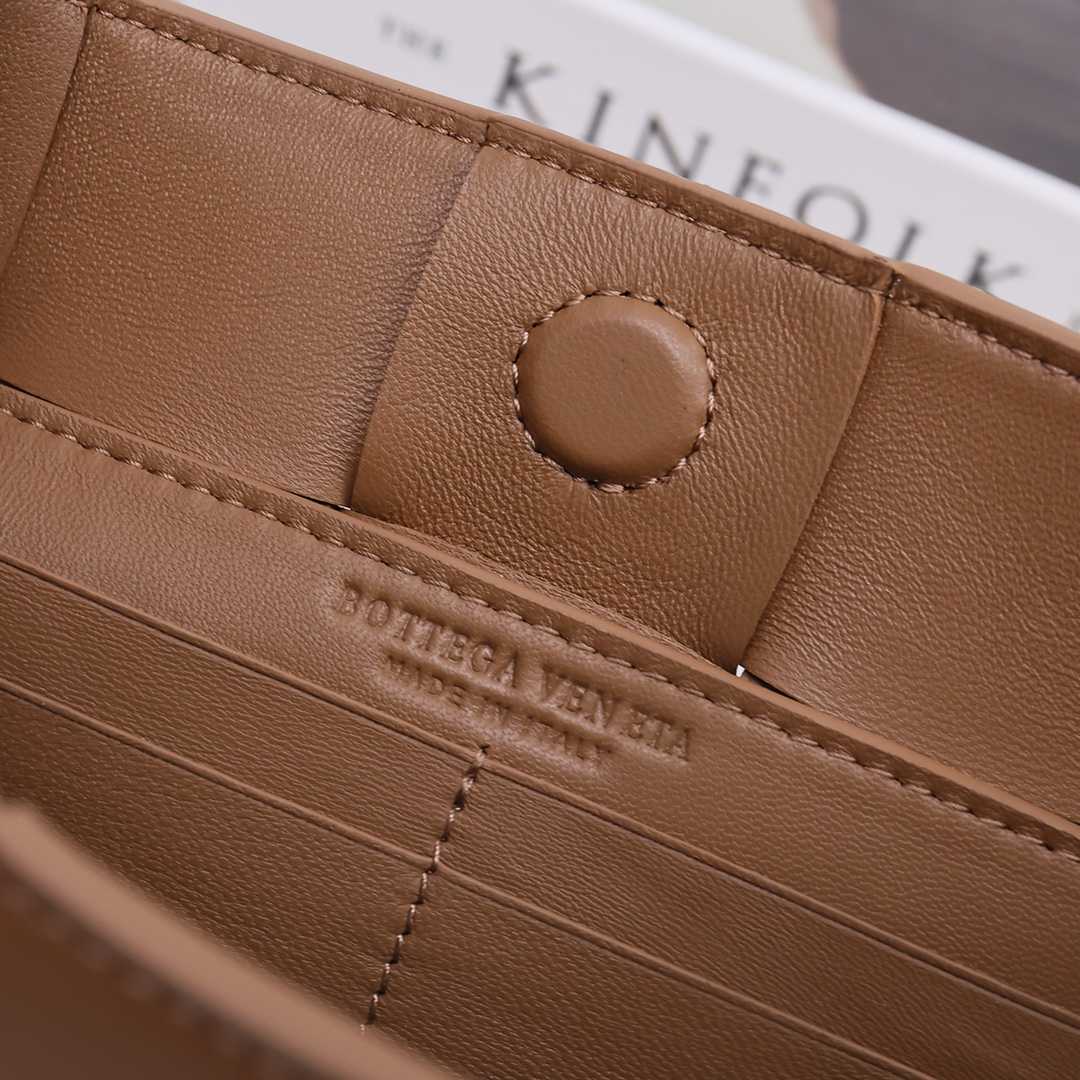 Bottega Veneta Cassette Pouch On Strap - FashionPlug