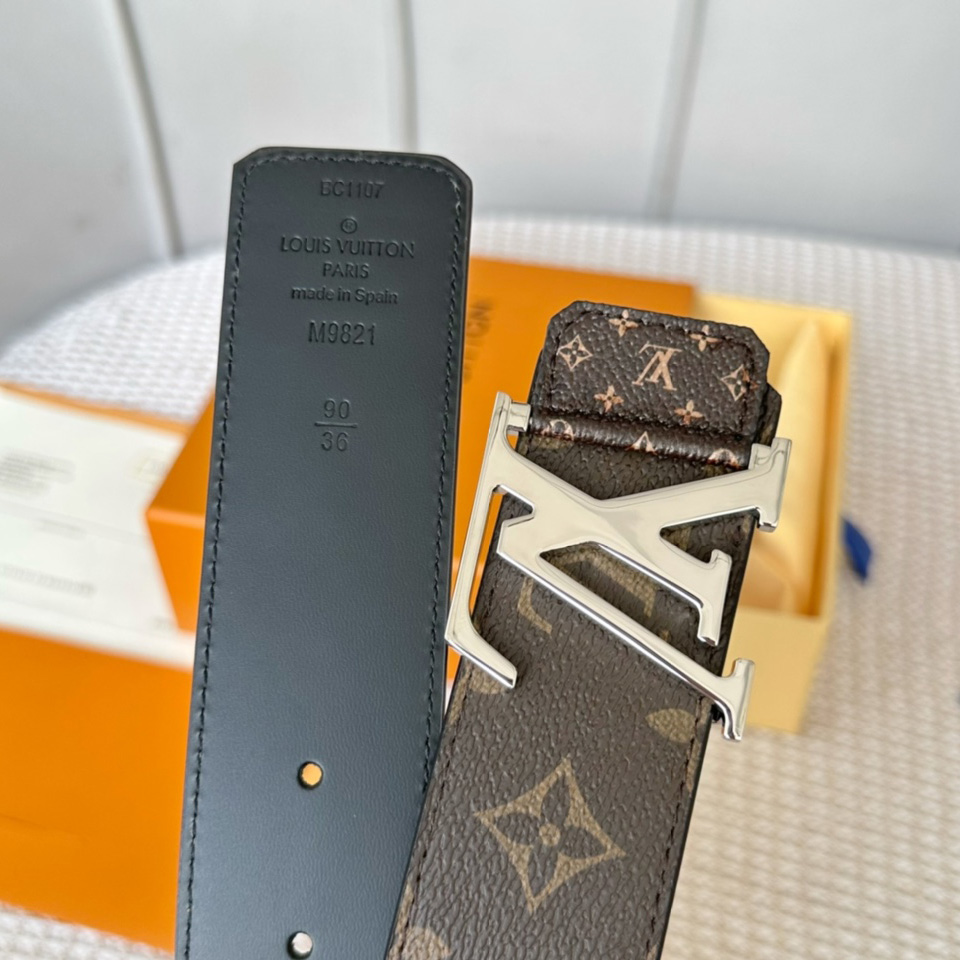 Louis Vuitton LV Tag 40MM Reversible Belt     M0686Q - FashionPlug