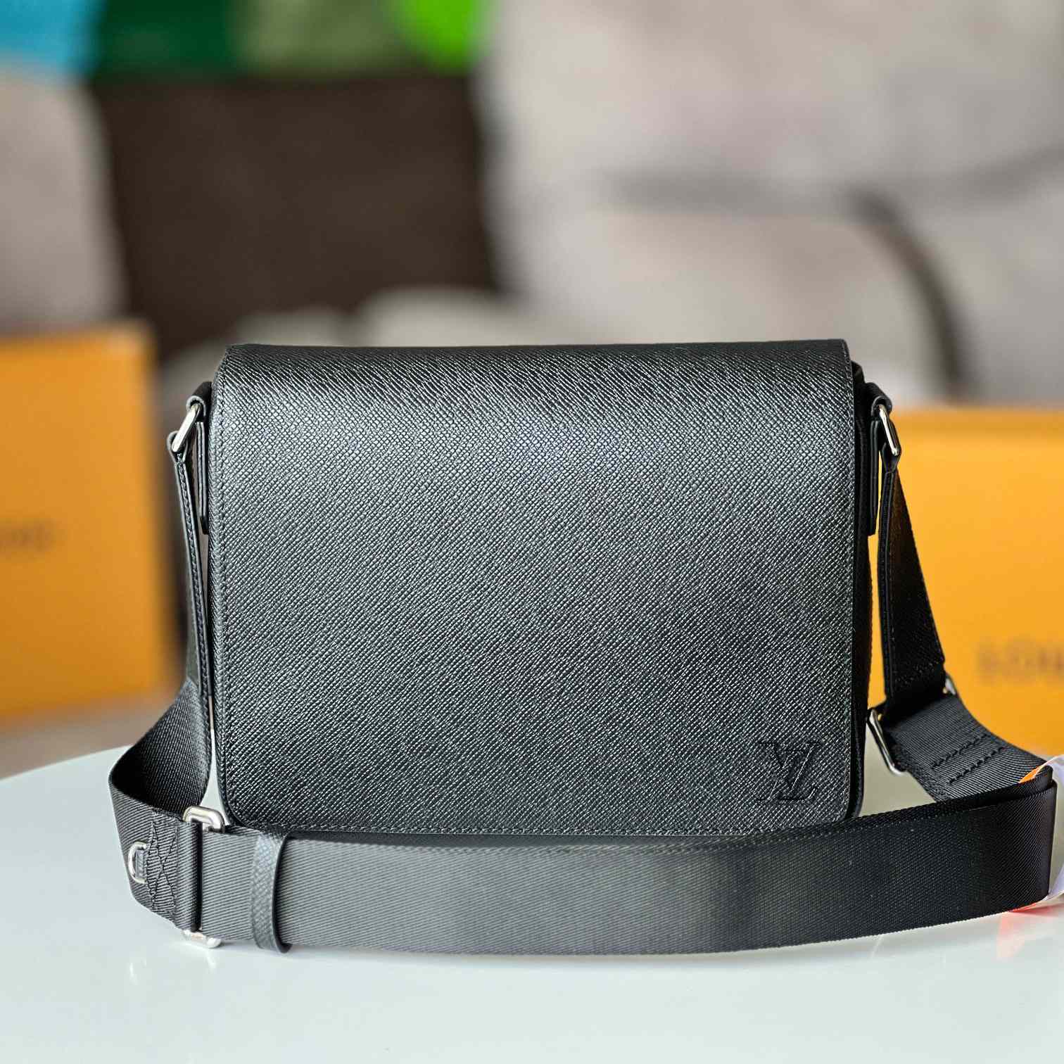 Louis Vuitton District PM (26 x 20 x 7cm)   M30850 - FashionPlug