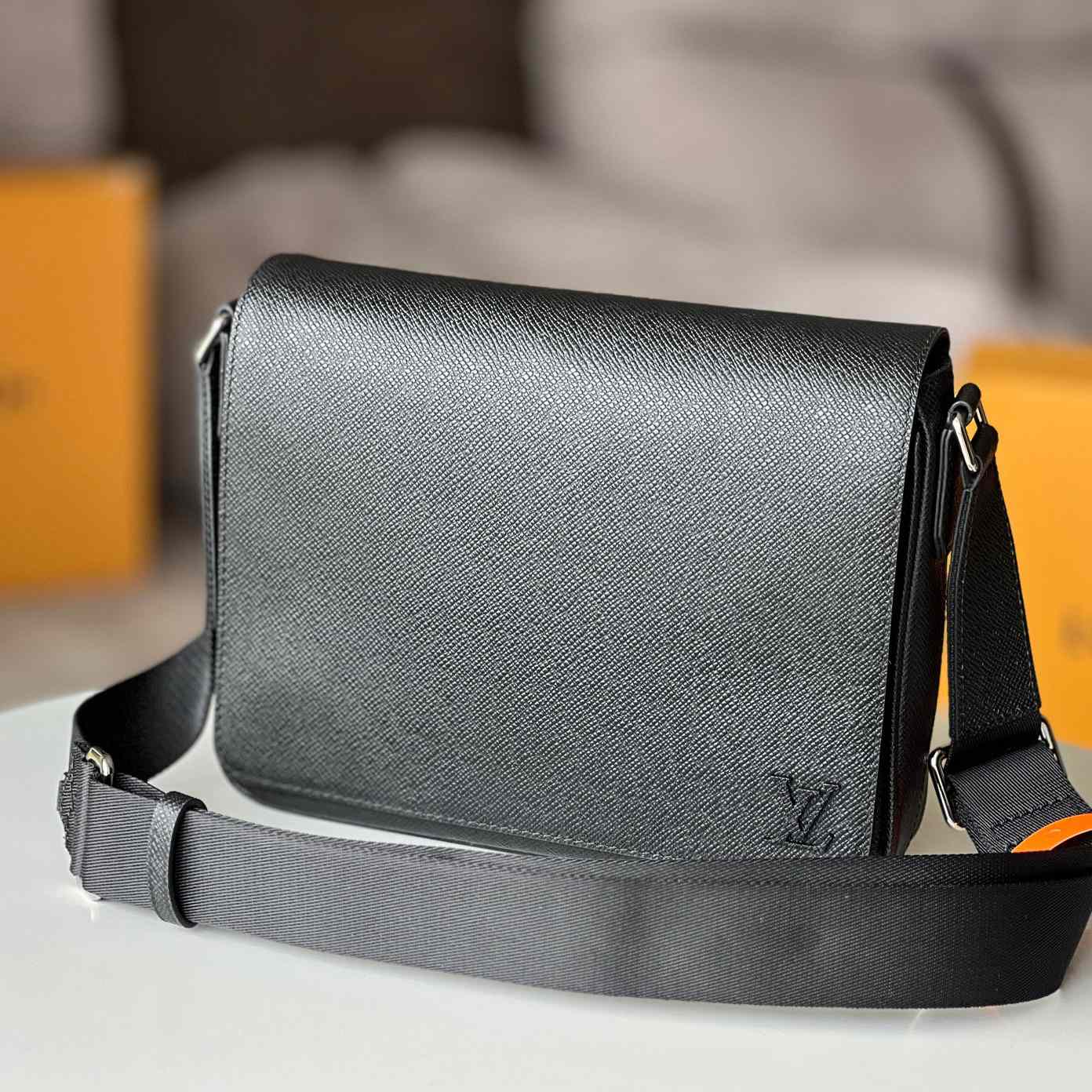Louis Vuitton District PM (26 x 20 x 7cm)   M30850 - FashionPlug