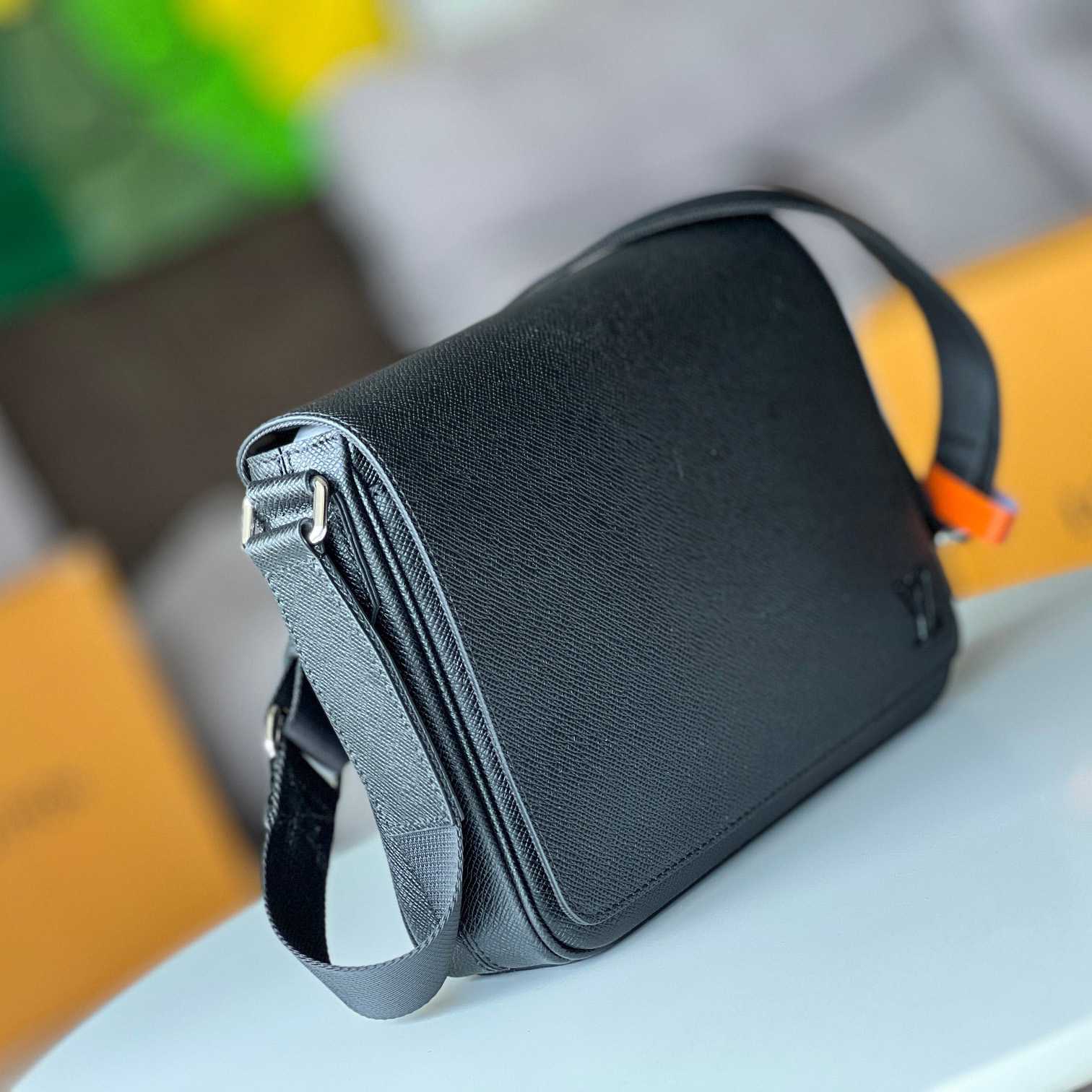 Louis Vuitton District PM (26 x 20 x 7cm)   M30850 - FashionPlug