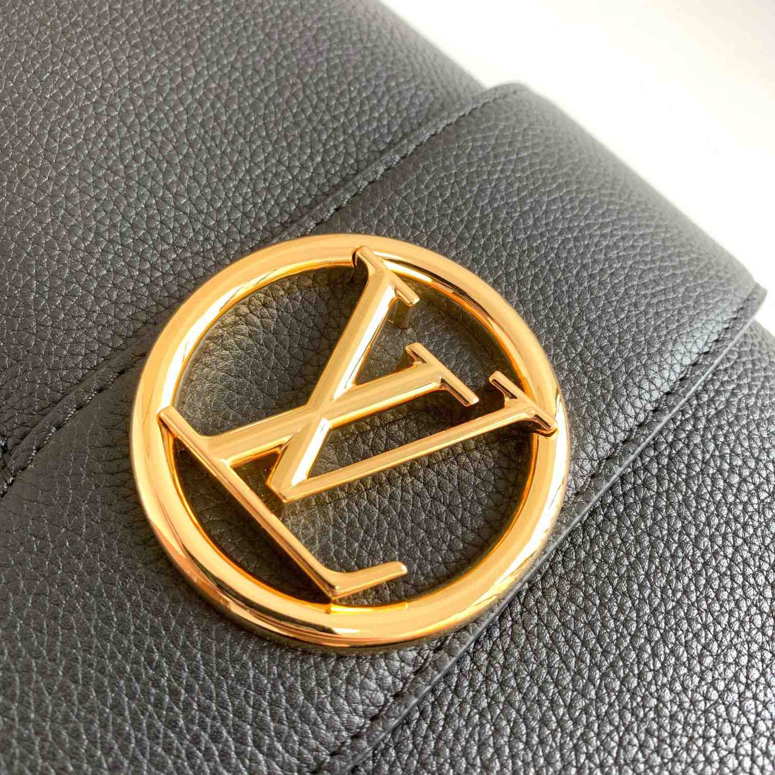 Louis Vuitton LV Pont 9 Soft MM (25 x 17.5 x 8cm) - FashionPlug