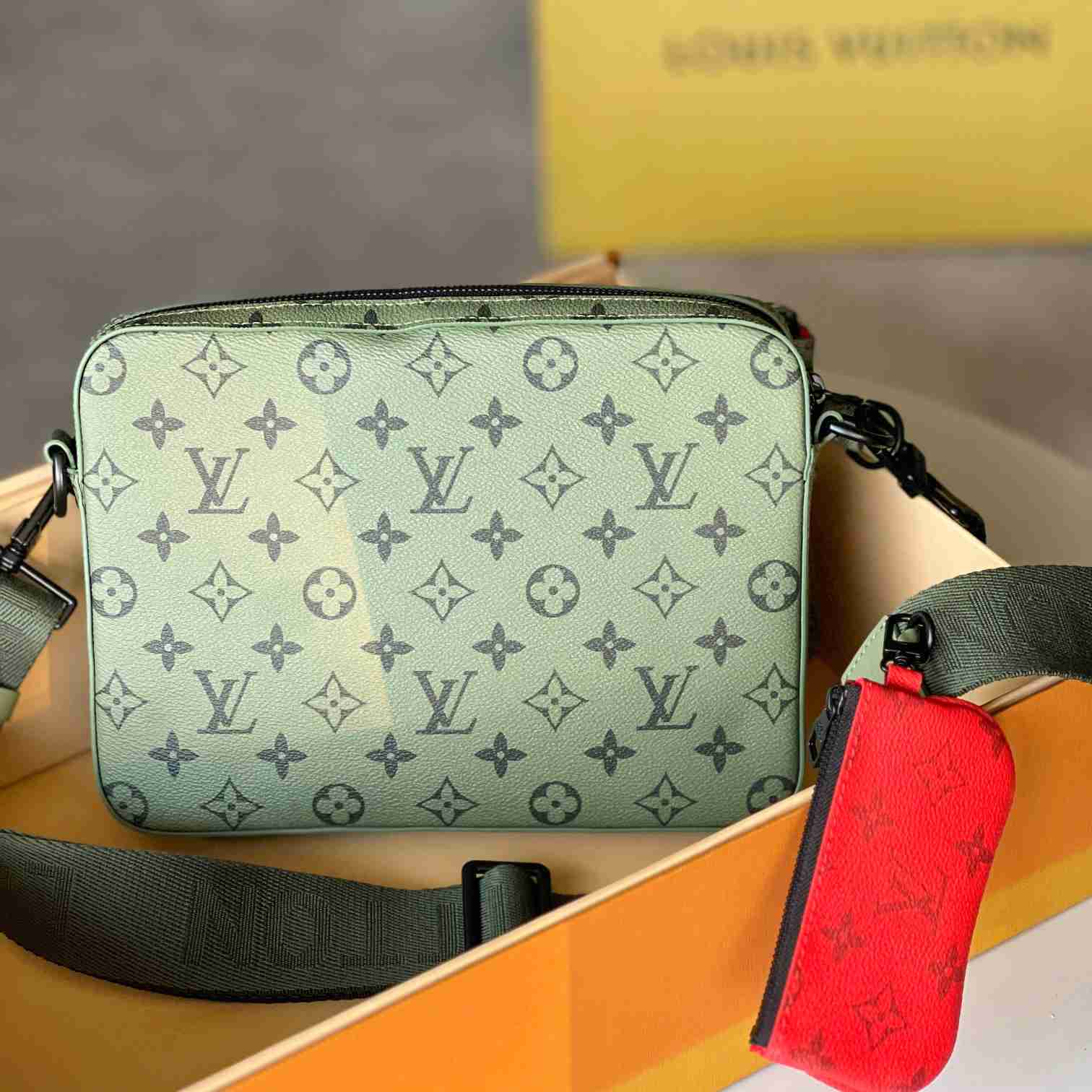 Louis Vuitton Trio Messenger   M23783 - FashionPlug