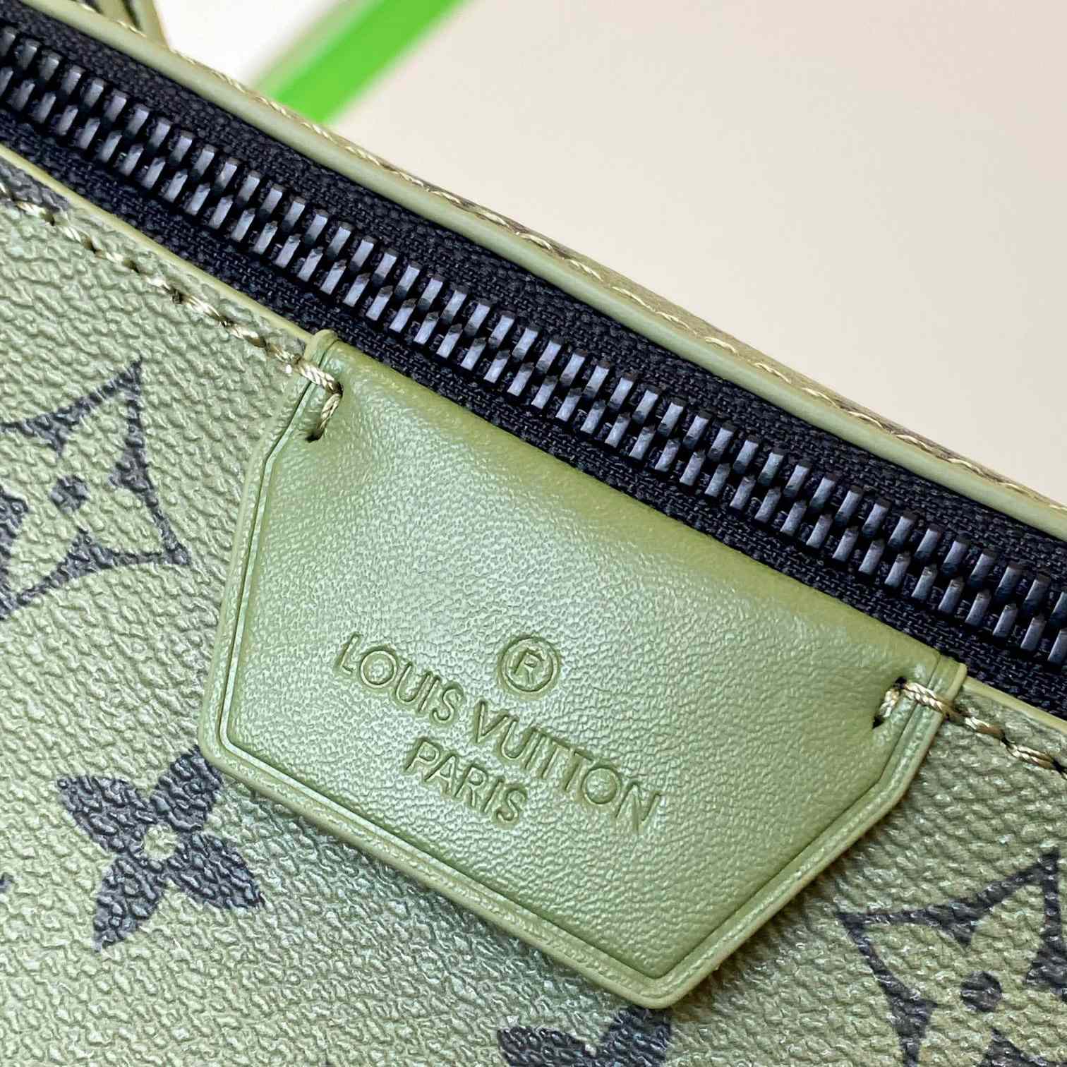 Louis Vuitton LV Moon Crossbody (24.5 x 16 x4.5cm)  M23838 - FashionPlug