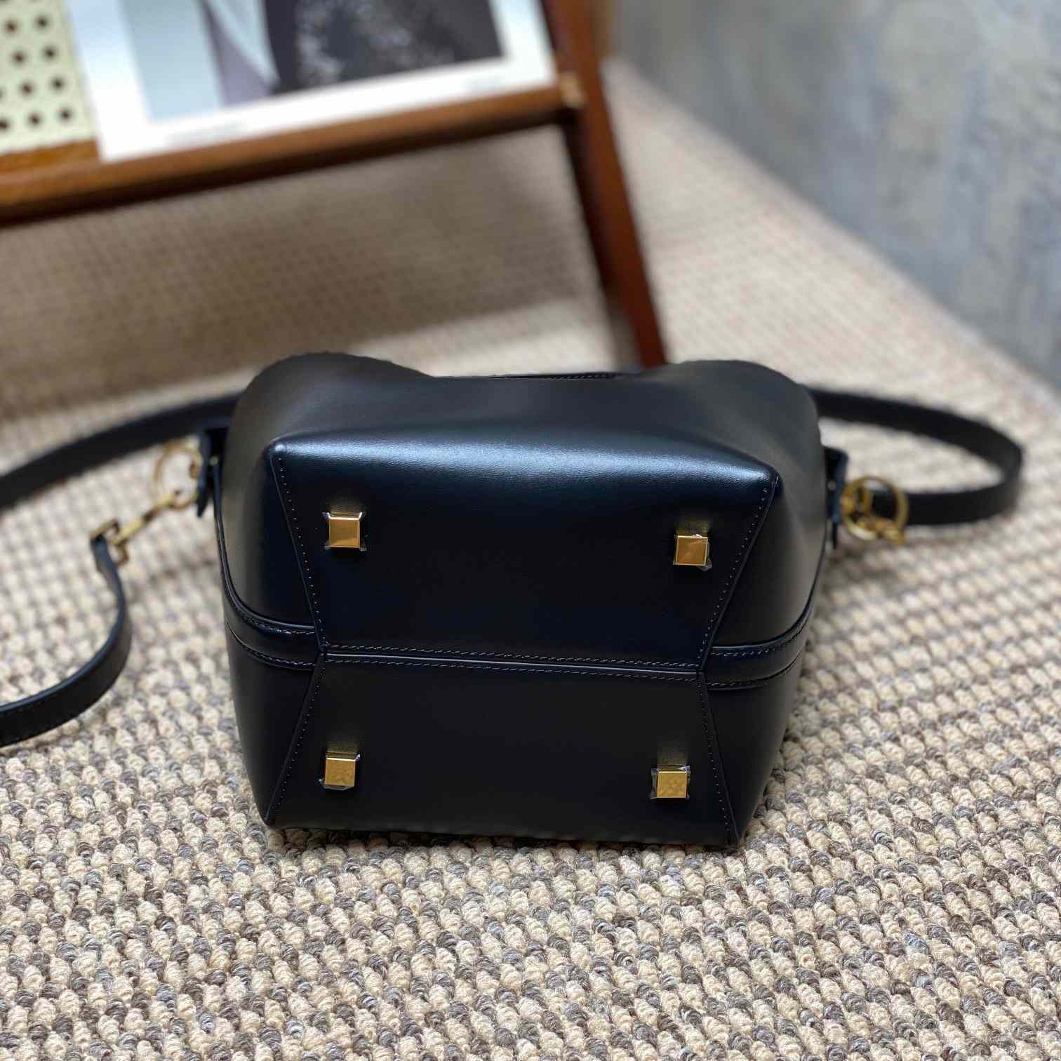 Saint Laurent Le 37 Small In Shiny Leather - FashionPlug