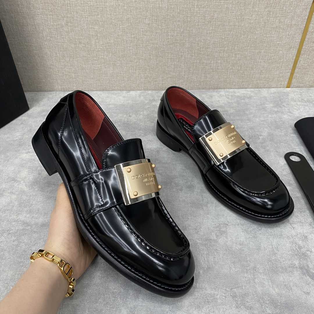 Dolce & Gabbana Bernini Logo-plaque Leather Loafers In Black - FashionPlug