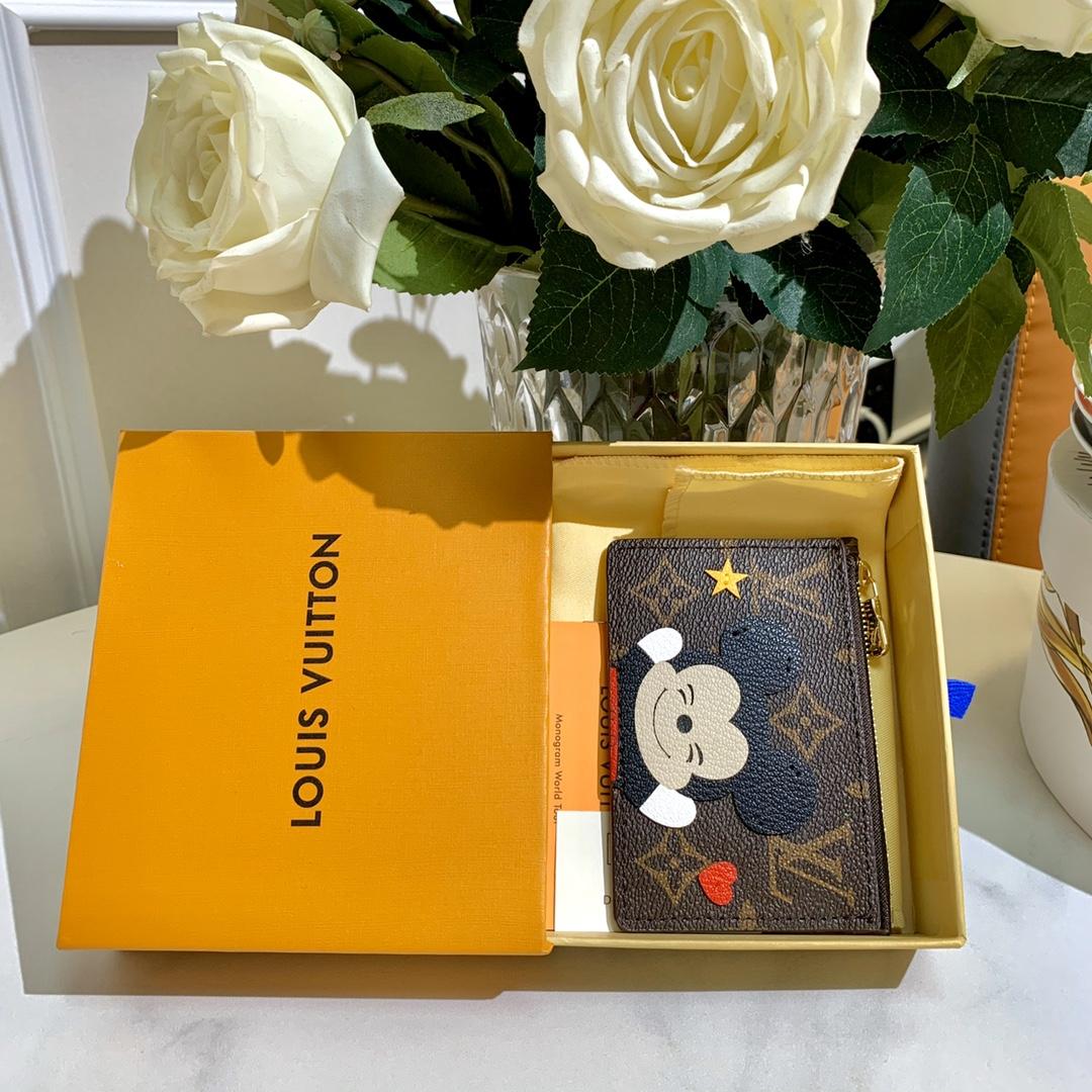 Louis Vuitton Pouch - FashionPlug