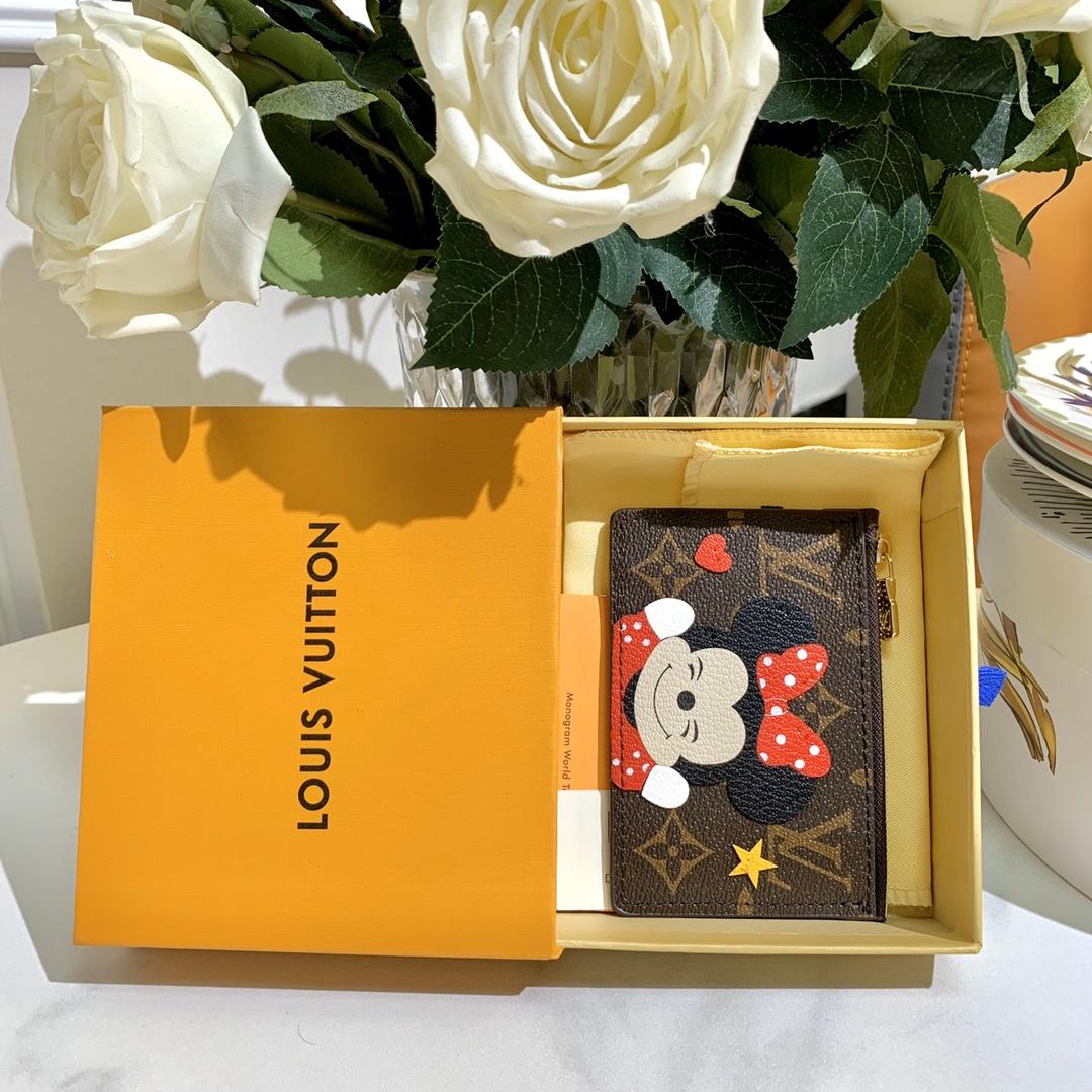 Louis Vuitton Pouch - FashionPlug
