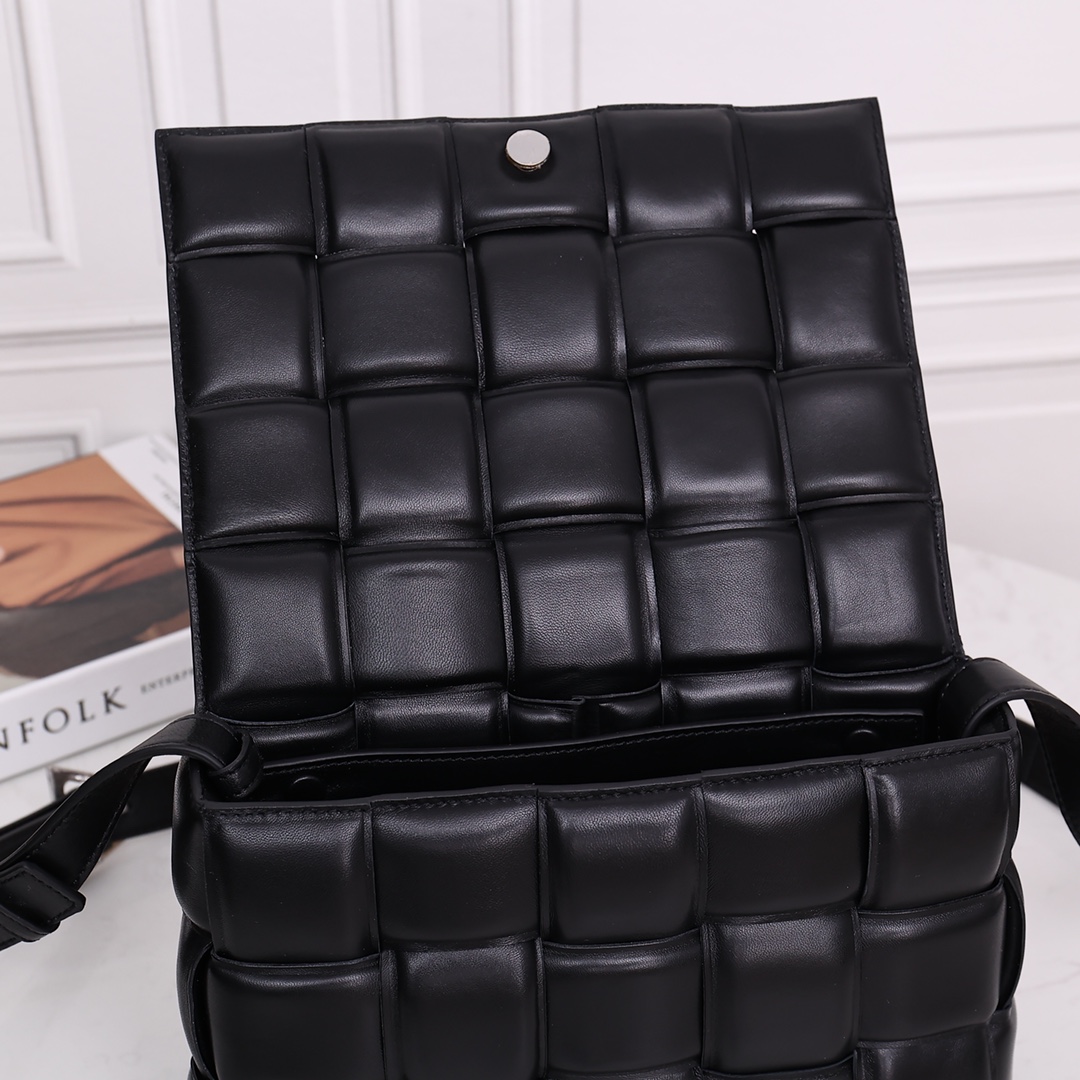 Bottega Veneta Padded Cassette Bag(26*18*8CM) - FashionPlug