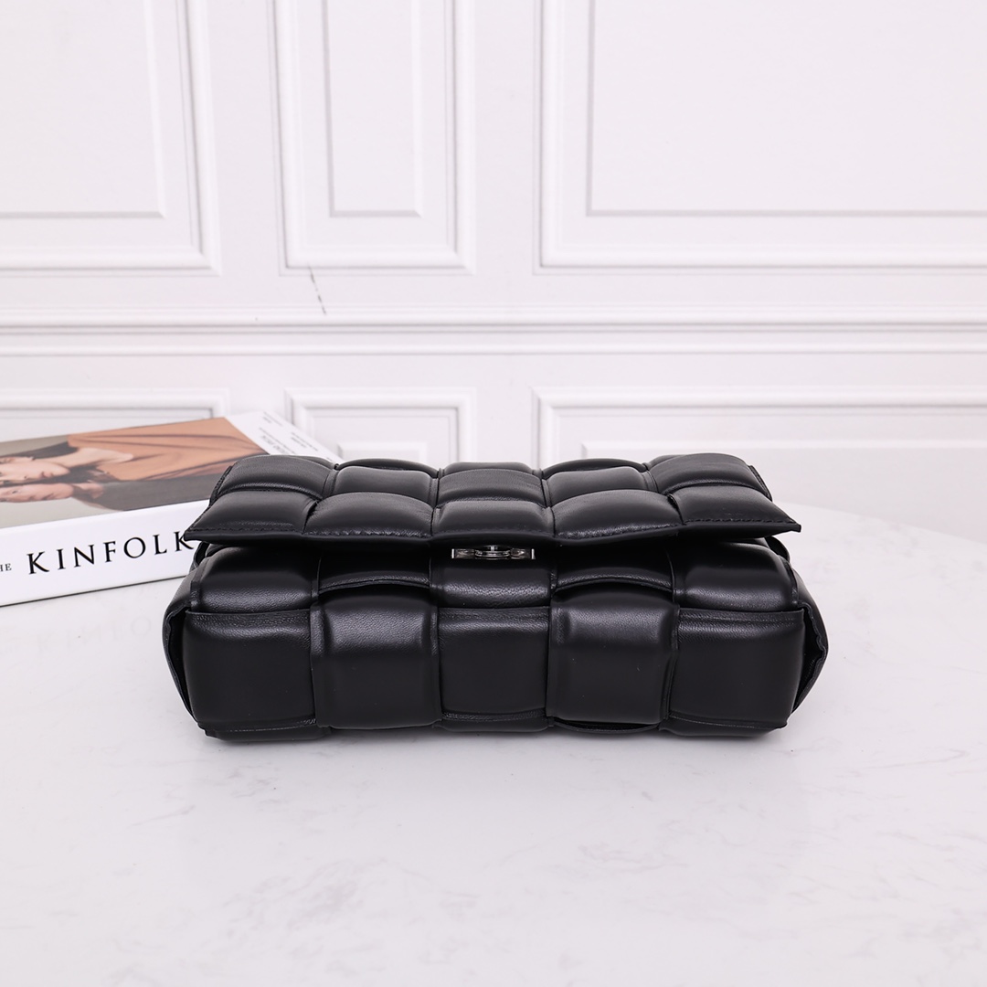 Bottega Veneta Padded Cassette Bag(26*18*8CM) - FashionPlug