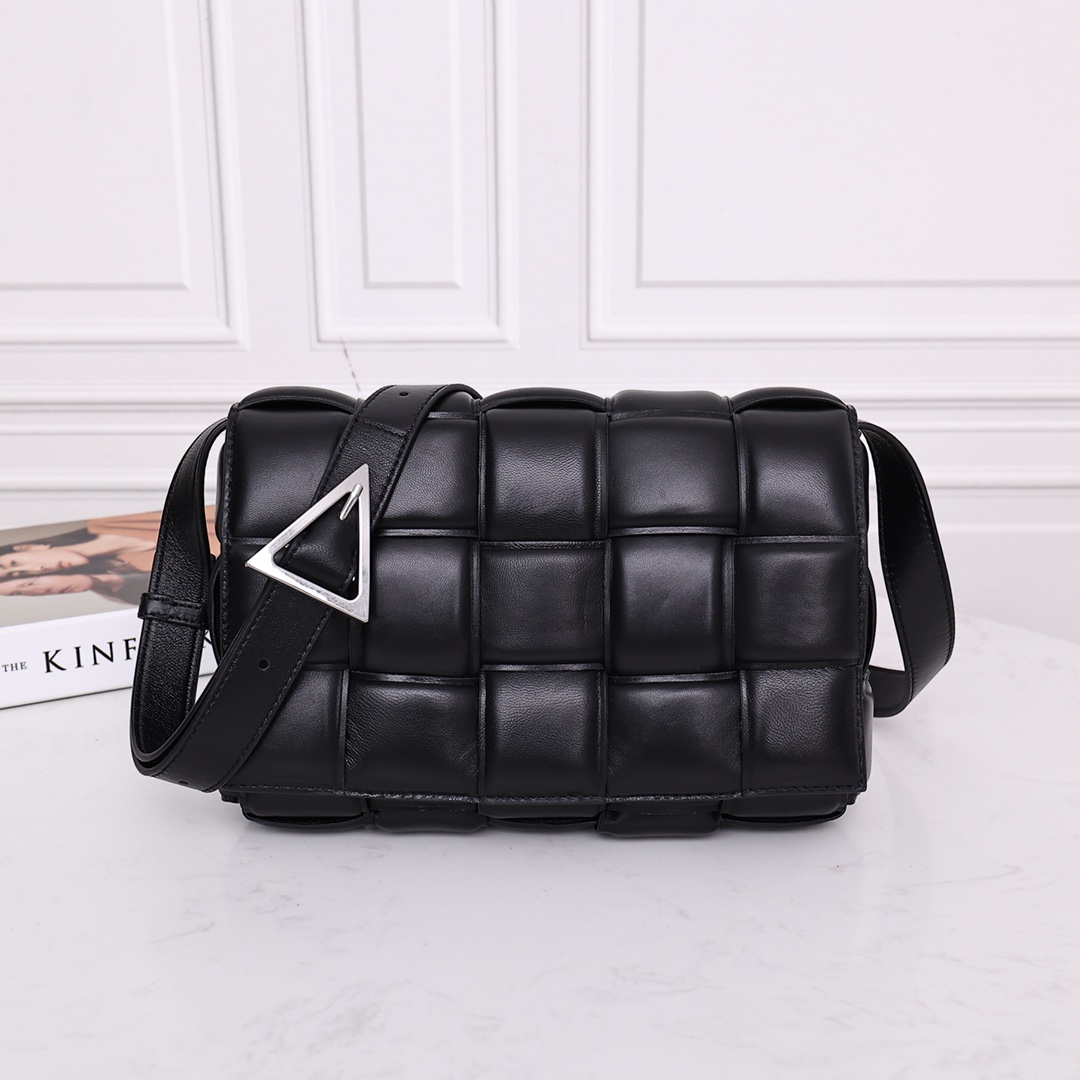 Bottega Veneta Padded Cassette Bag(26*18*8CM) - FashionPlug