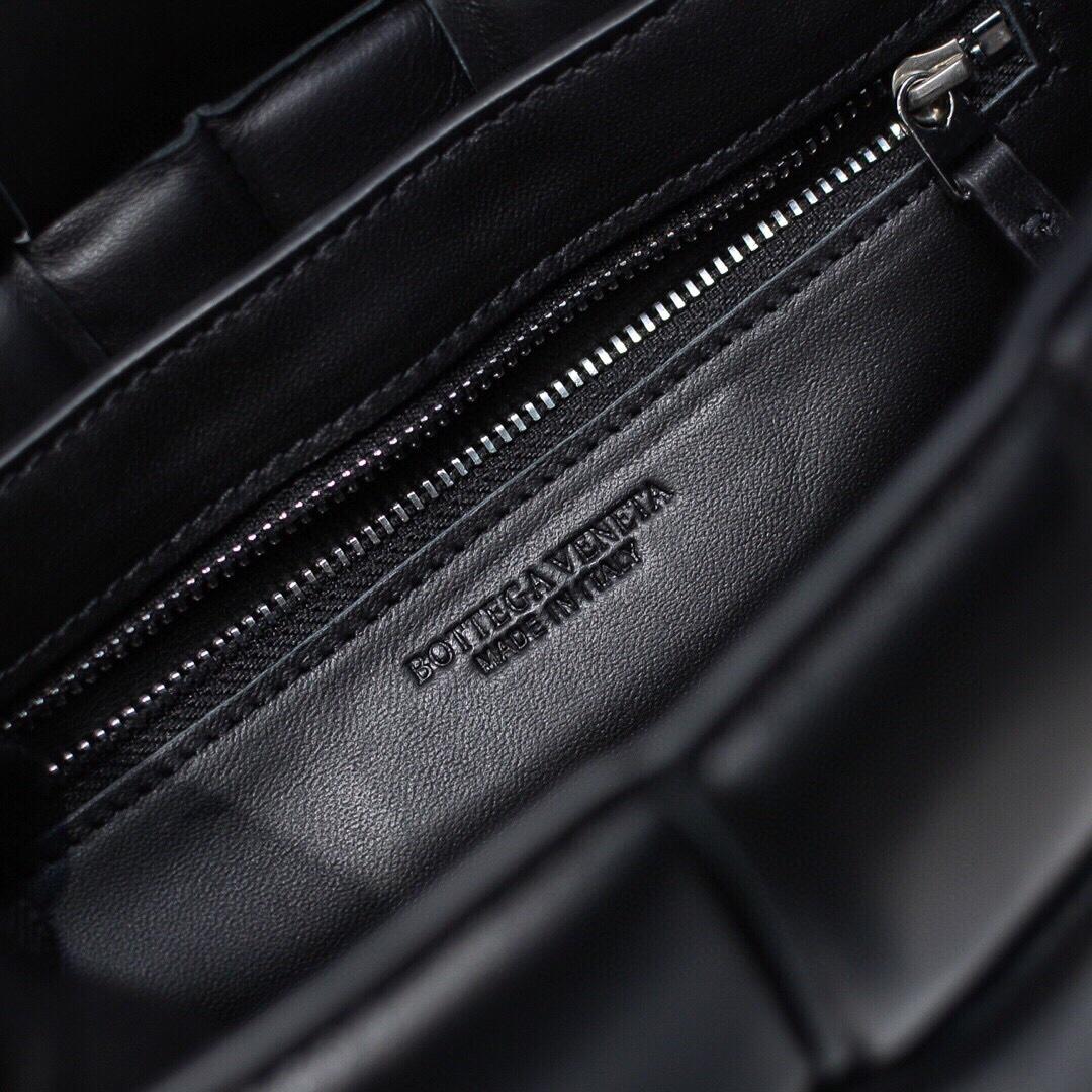 Bottega Veneta Padded Cassette Bag(26*18*8CM) - FashionPlug
