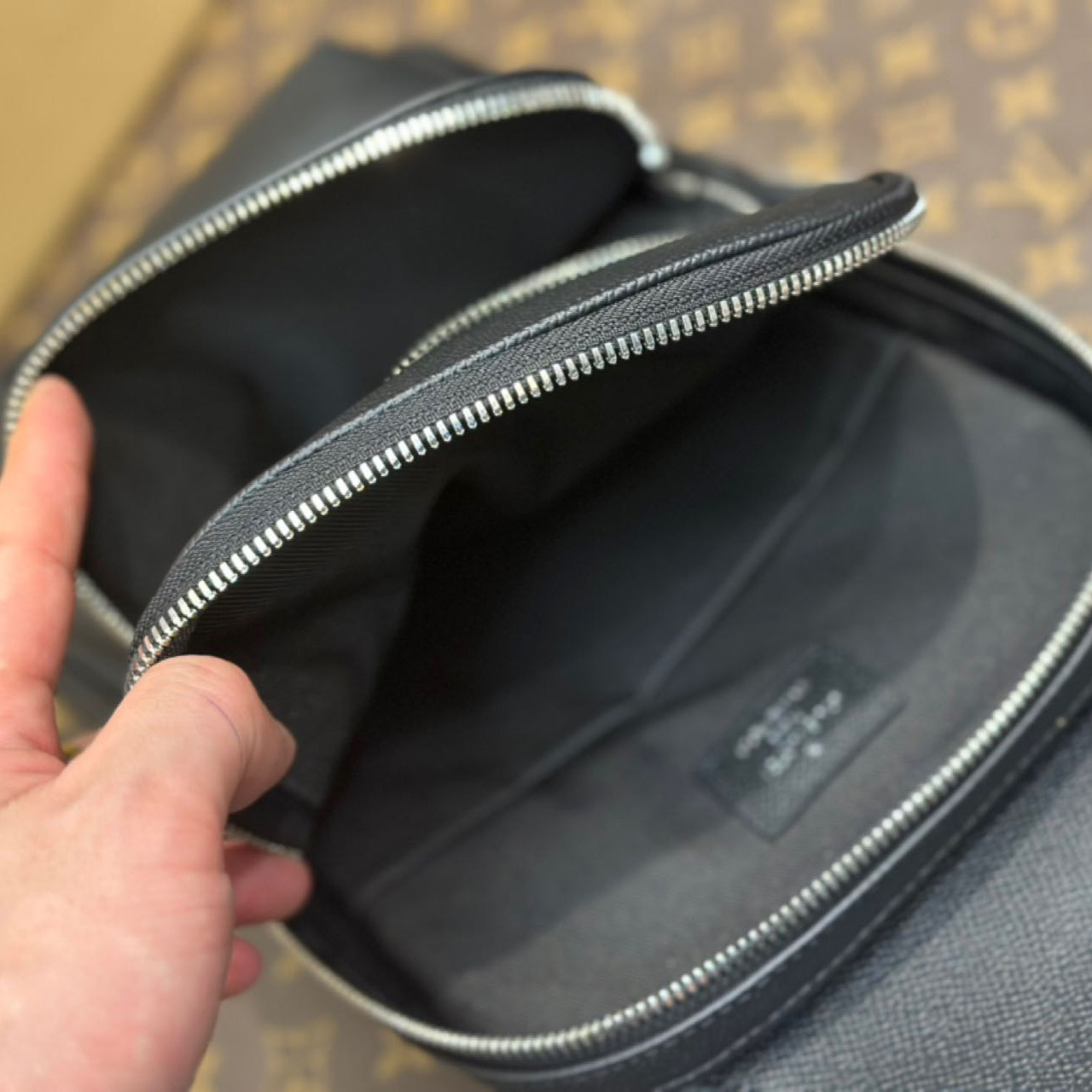 Louis Vuitton Avenue Slingbag NM    M30863 - FashionPlug