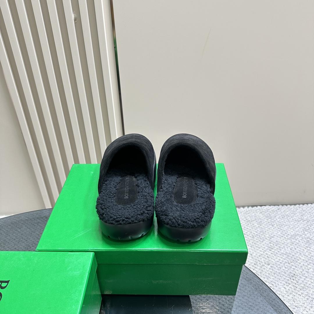 Bottega Veneta Calfskin Flat Snap Slippers - FashionPlug