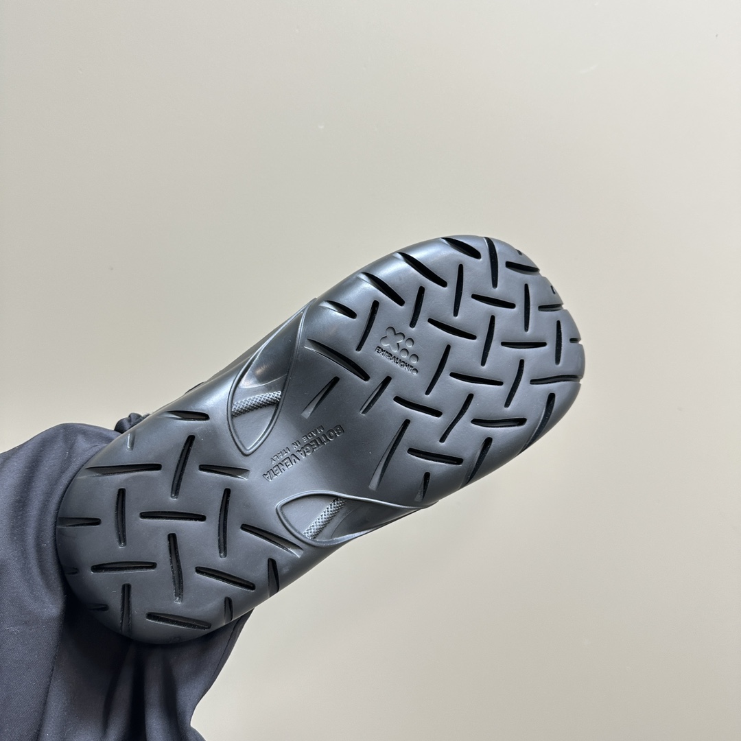 Bottega Veneta Calfskin Flat Snap Slippers - FashionPlug