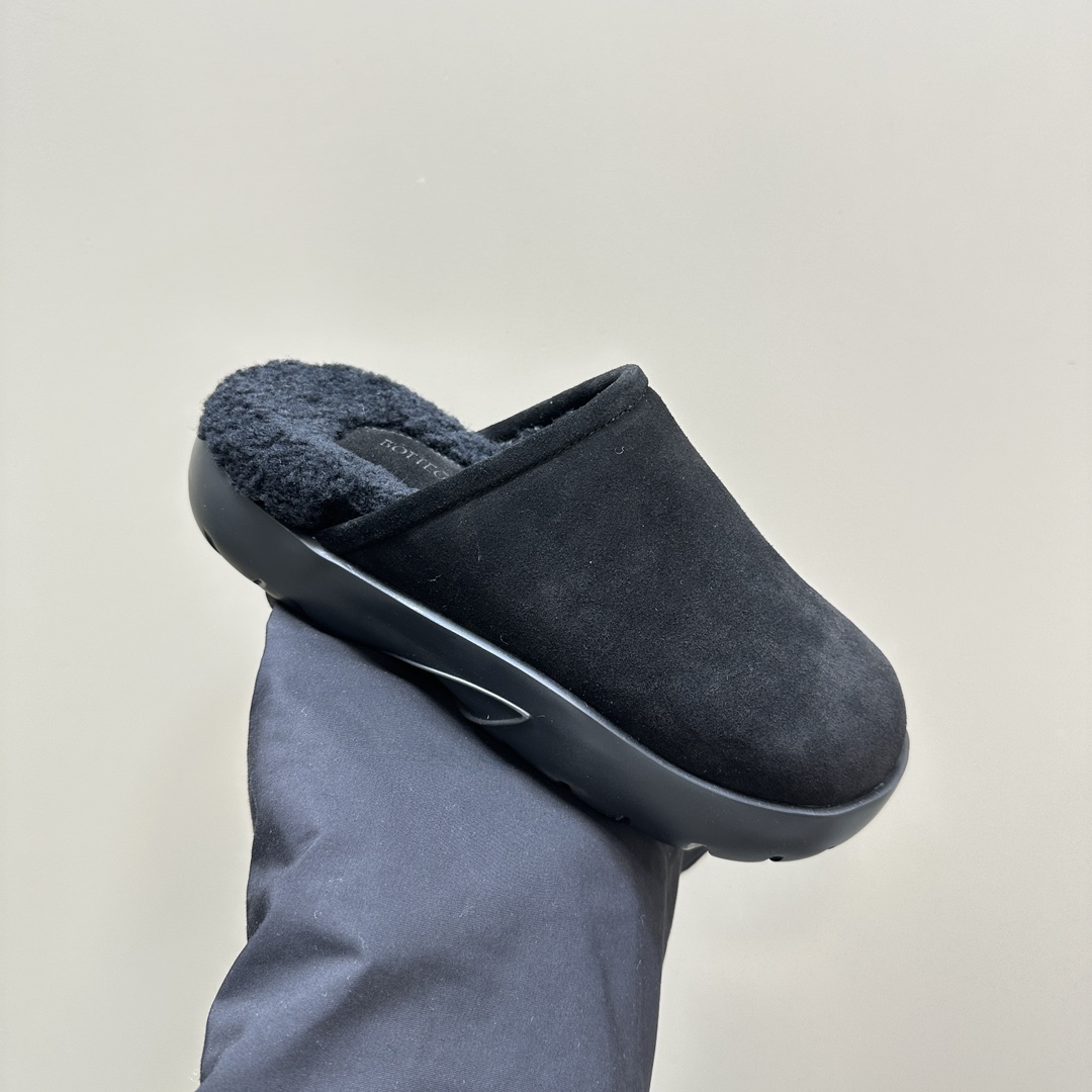 Bottega Veneta Calfskin Flat Snap Slippers - FashionPlug