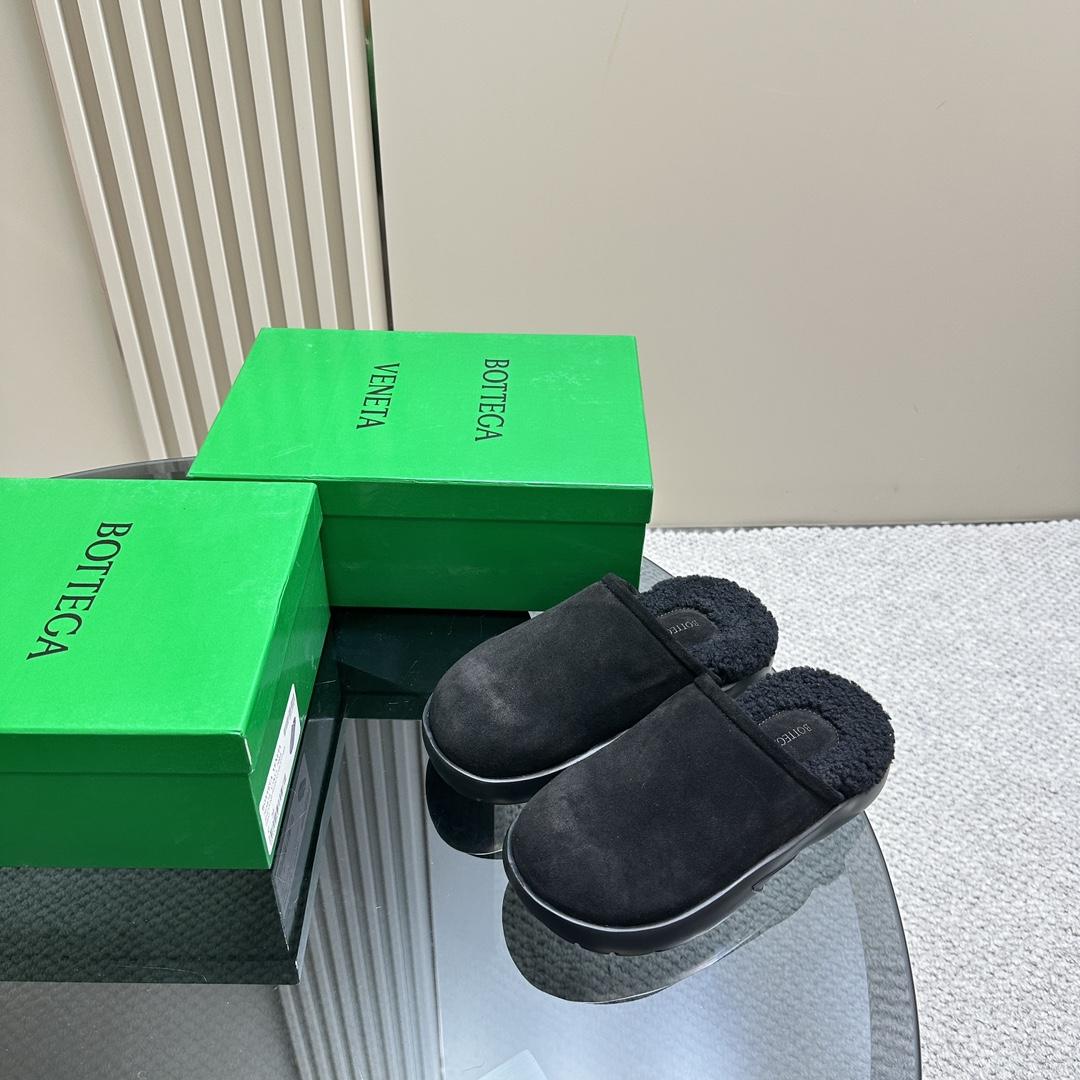 Bottega Veneta Calfskin Flat Snap Slippers - FashionPlug