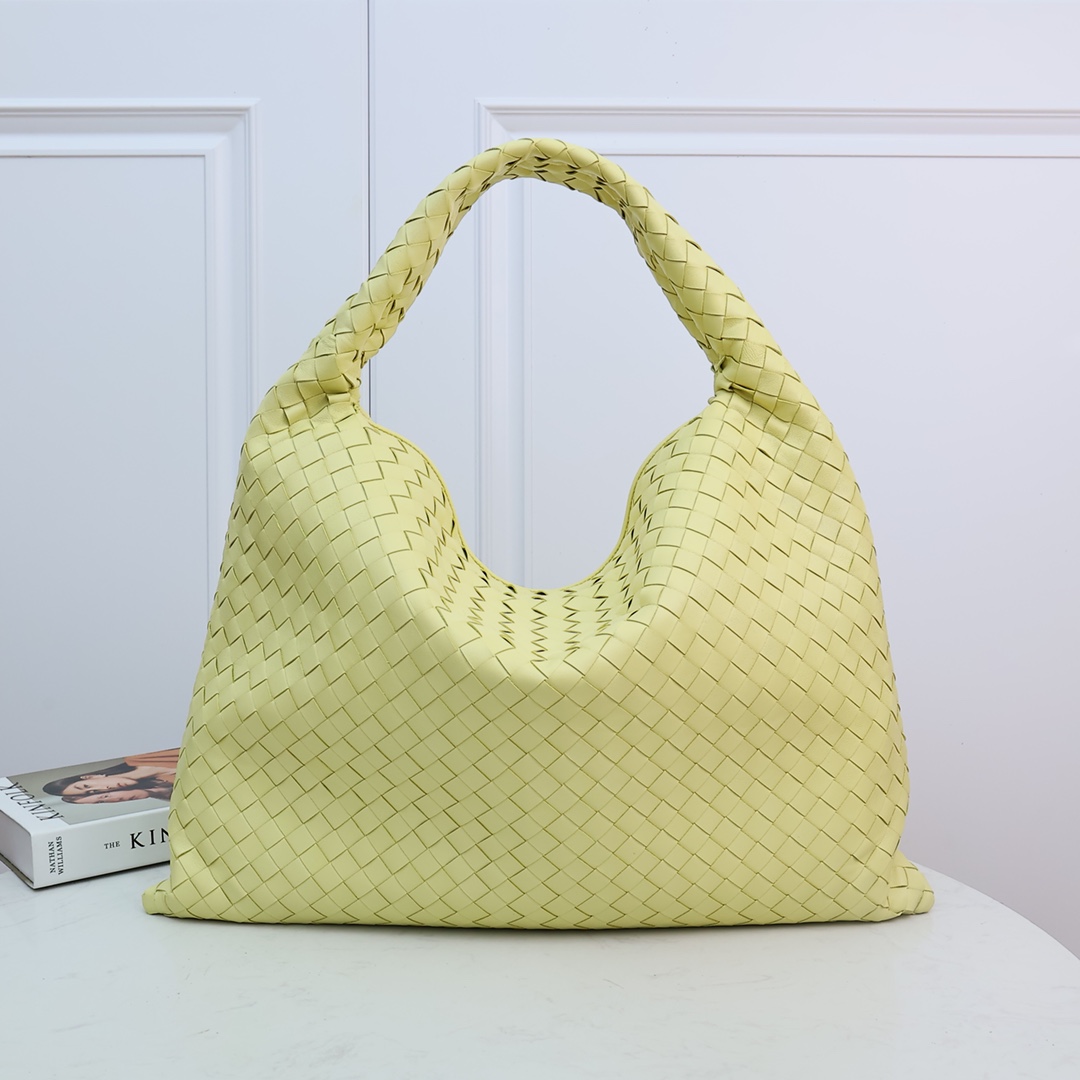 Bottega Veneta Large Hop - FashionPlug