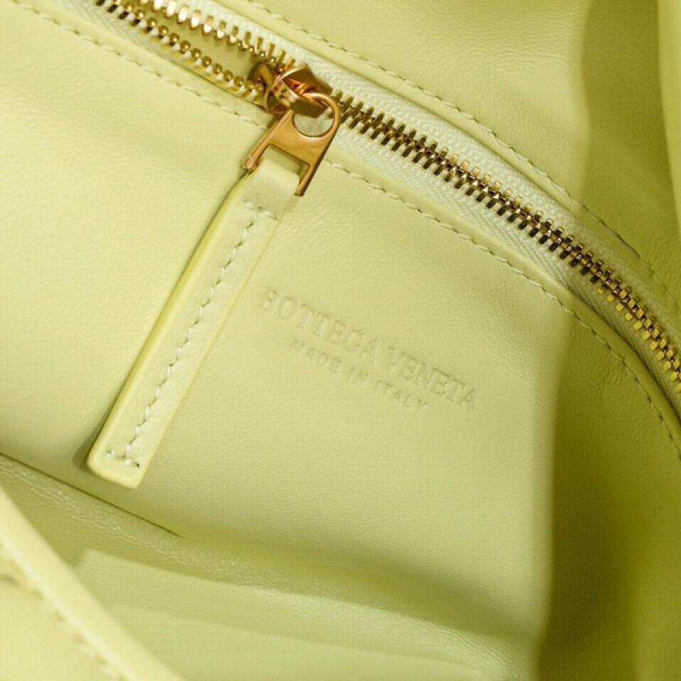 Bottega Veneta Large Hop - FashionPlug