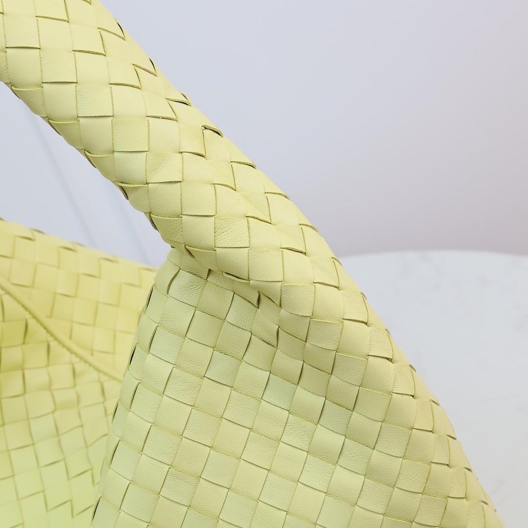Bottega Veneta Large Hop - FashionPlug