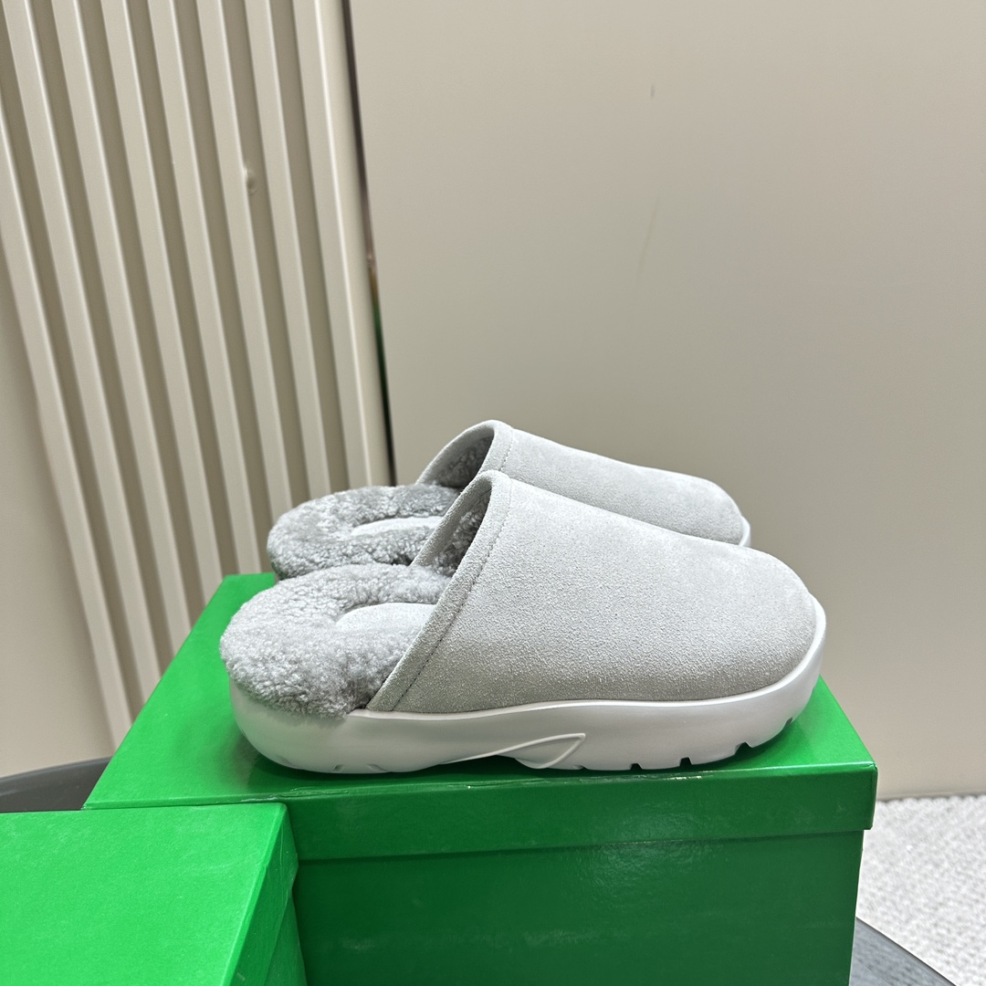Bottega Veneta Calfskin Flat Snap Slippers - FashionPlug