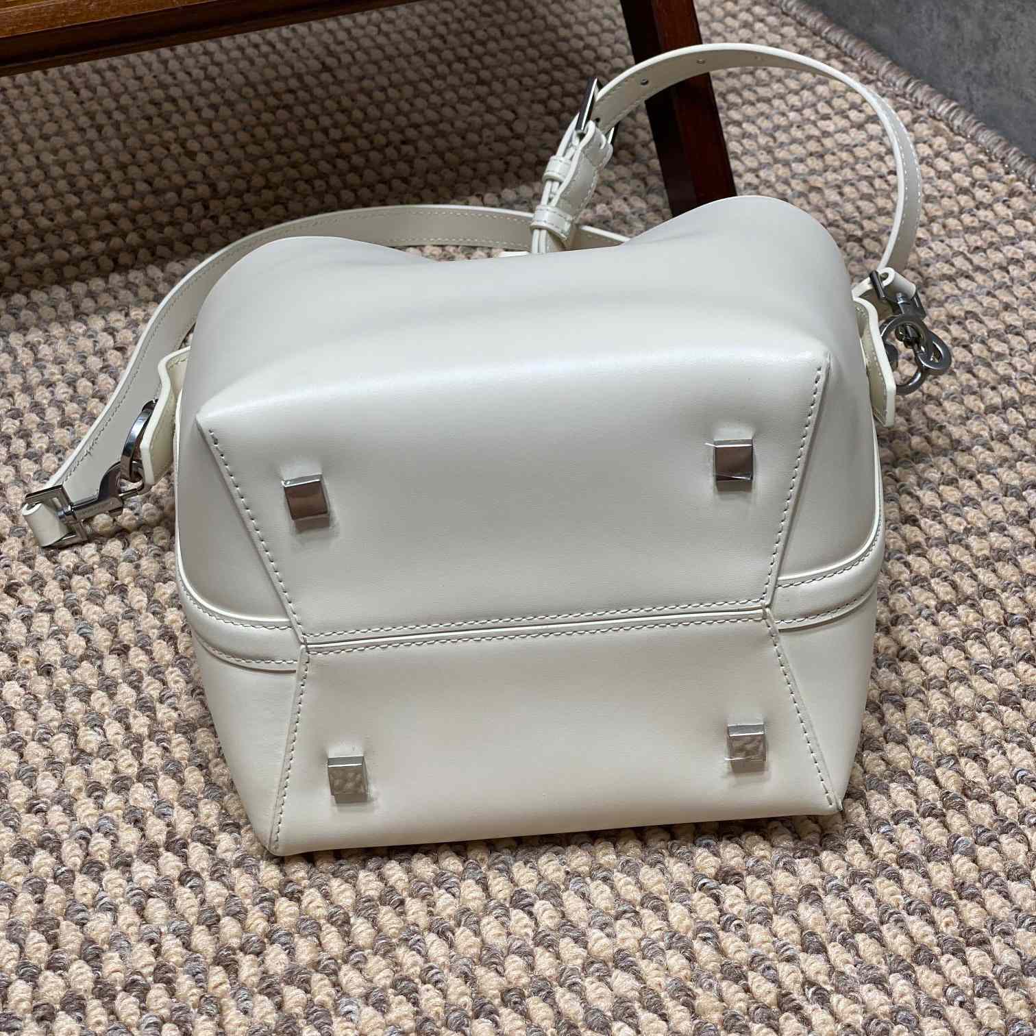 Saint Laurent Le 37 Small In Shiny Leather - FashionPlug