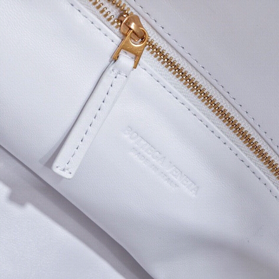 Bottega Veneta Large Hop - FashionPlug
