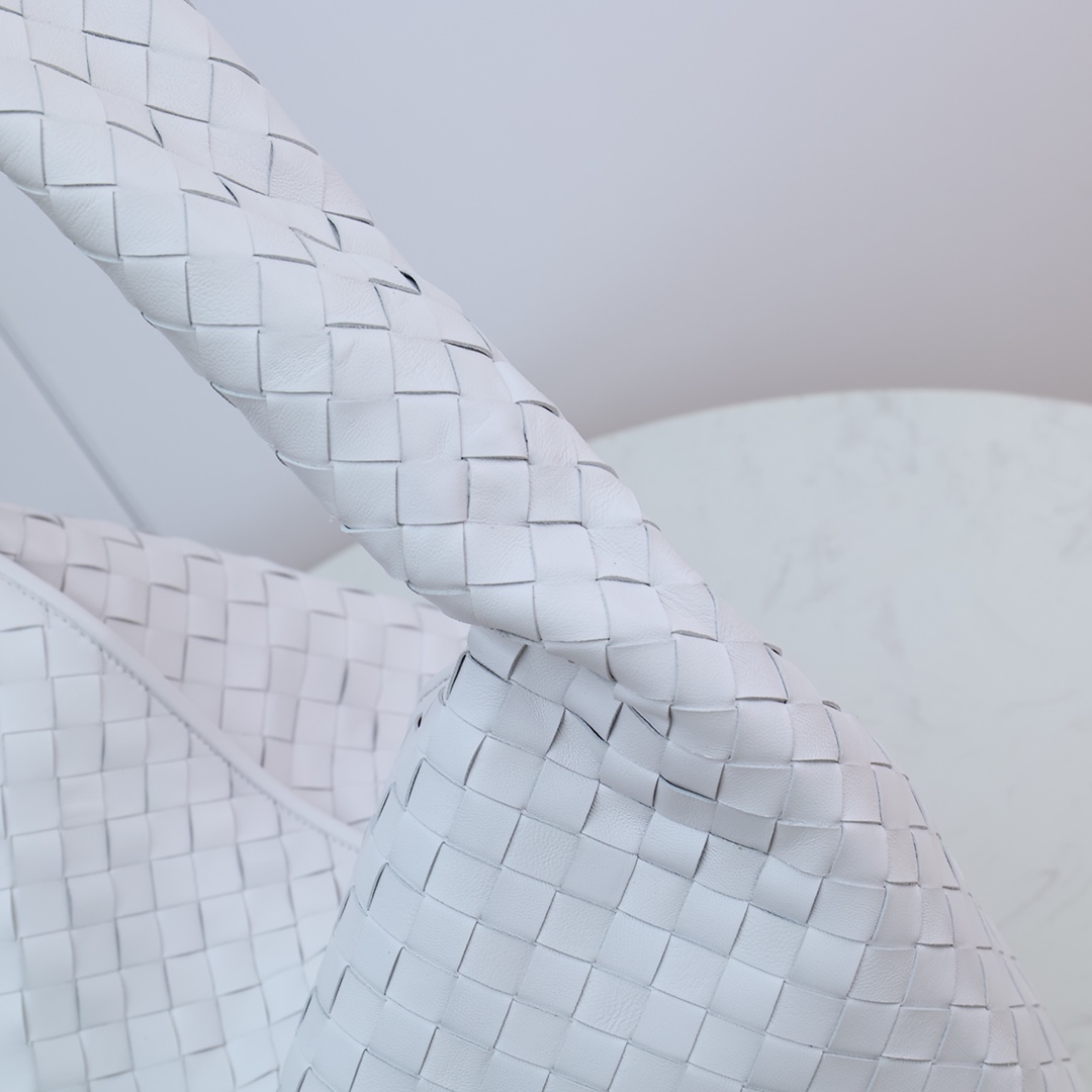 Bottega Veneta Large Hop - FashionPlug