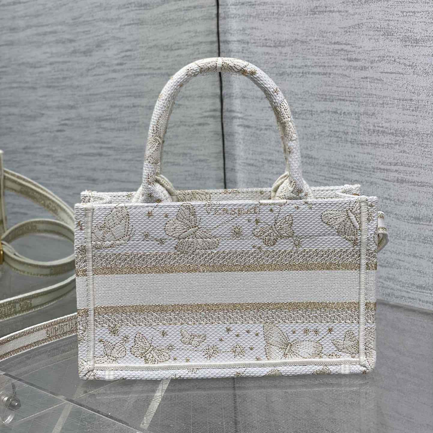 Dior Medium Lady D-Lite Bag - FashionPlug