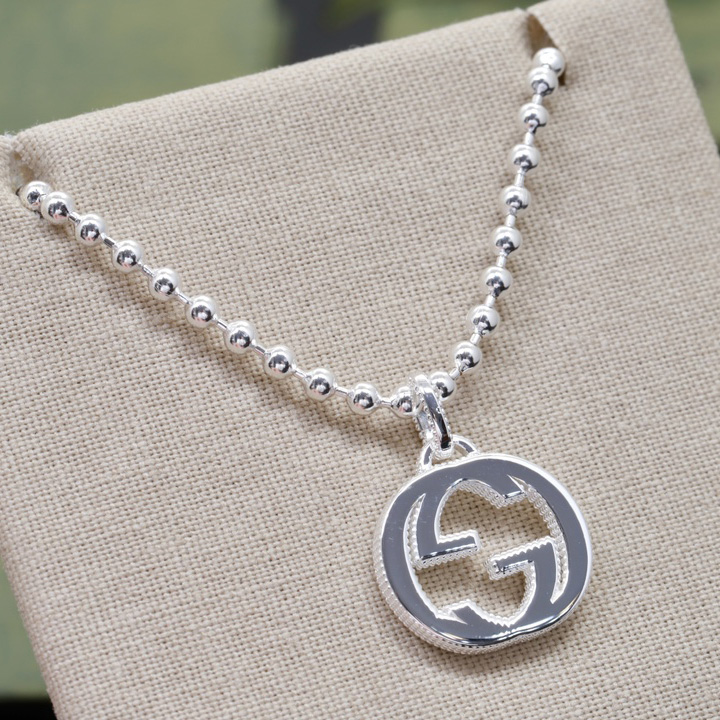 Gucci Interlocking G Necklace In Silver - FashionPlug