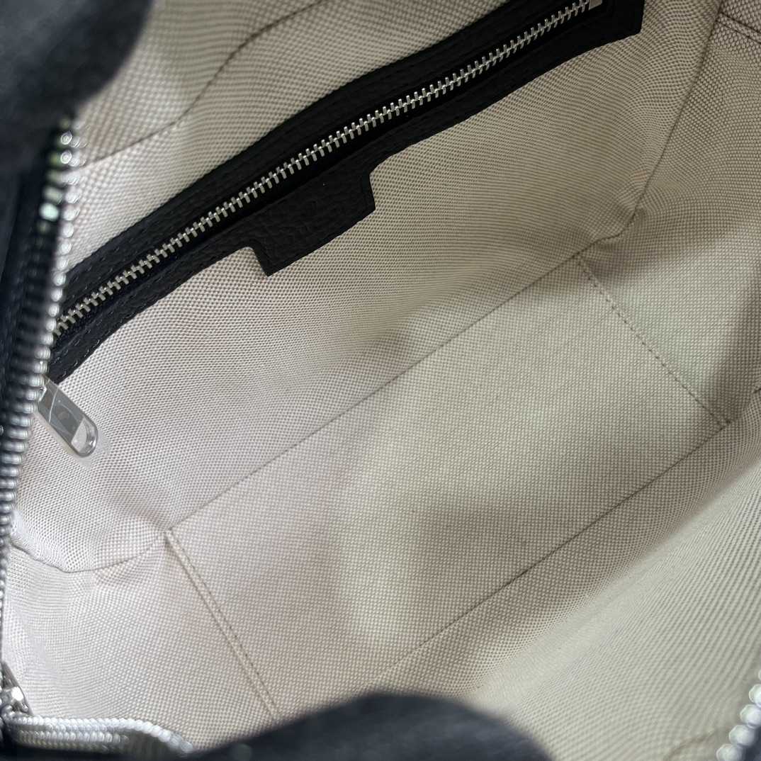 Gucci Jumbo GG Medium Messenger Bag - FashionPlug