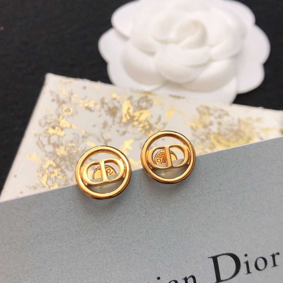 Dior 30 Montaigne Stud Earrings - FashionPlug