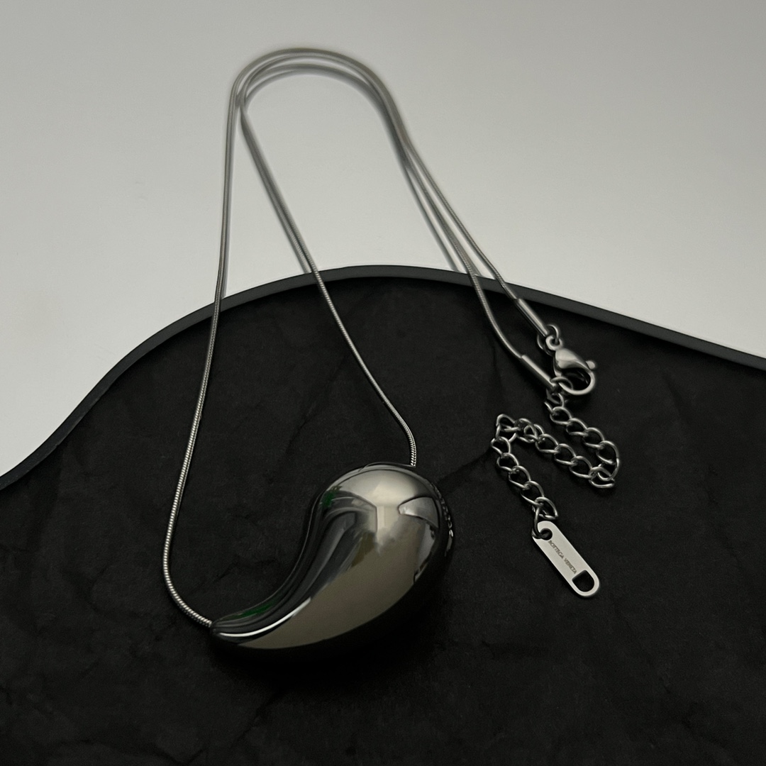 Bottega Veneta Drop Pendant Necklace - FashionPlug