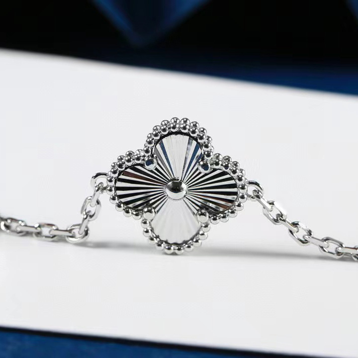 Van Cleef & Arpels Bracelet - FashionPlug