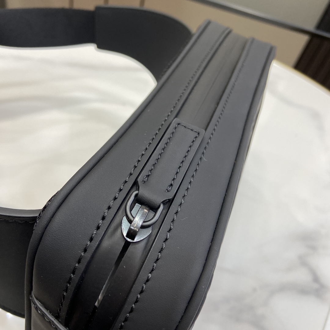 Gucci GG Belt Bag - FashionPlug