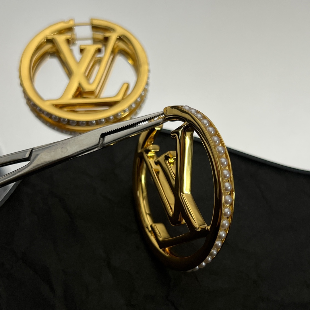 Louis Vuitto Louise Pearls Earrings     M01329 - FashionPlug