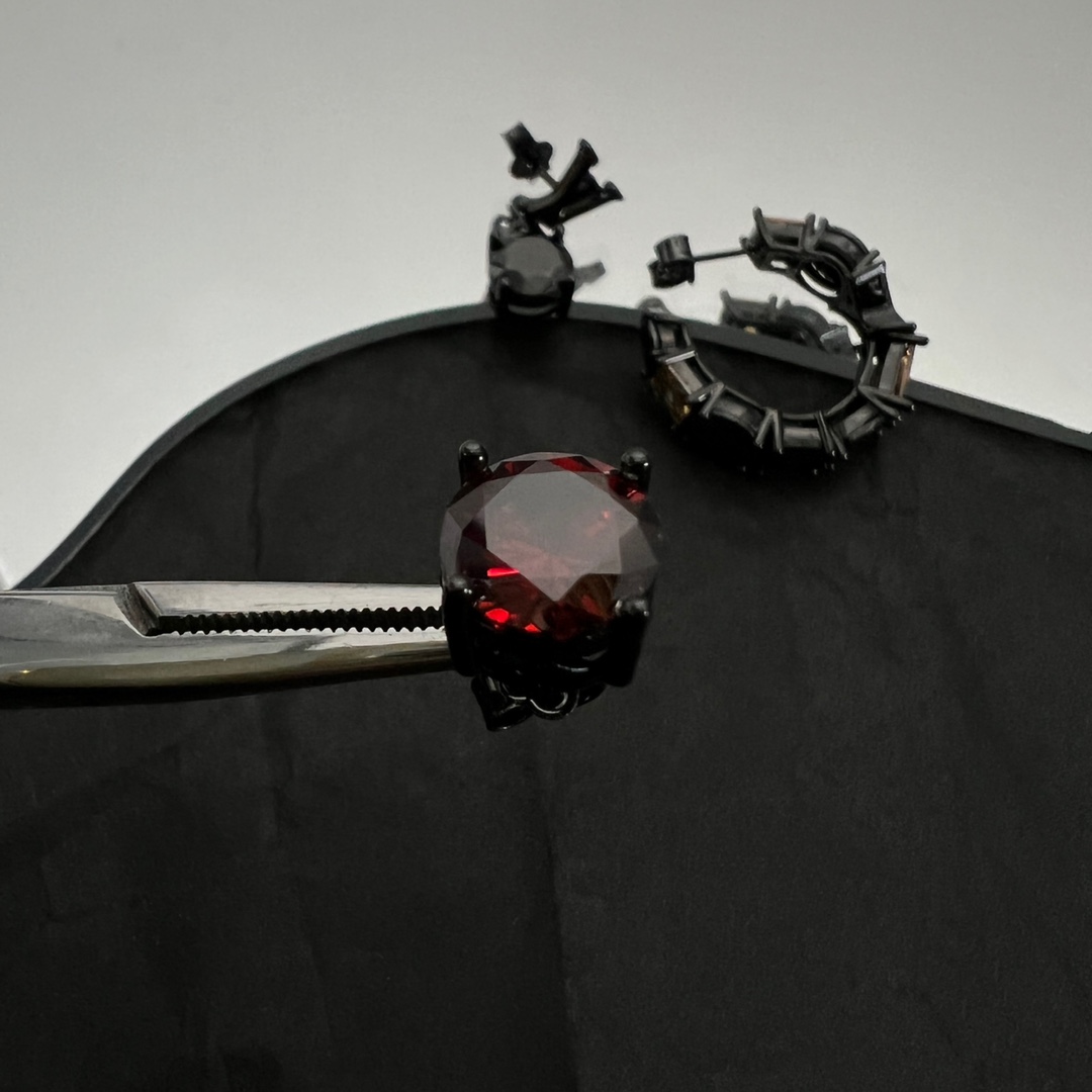 Louis Vuitto LV Light Set Of Earrings     M01405 - FashionPlug