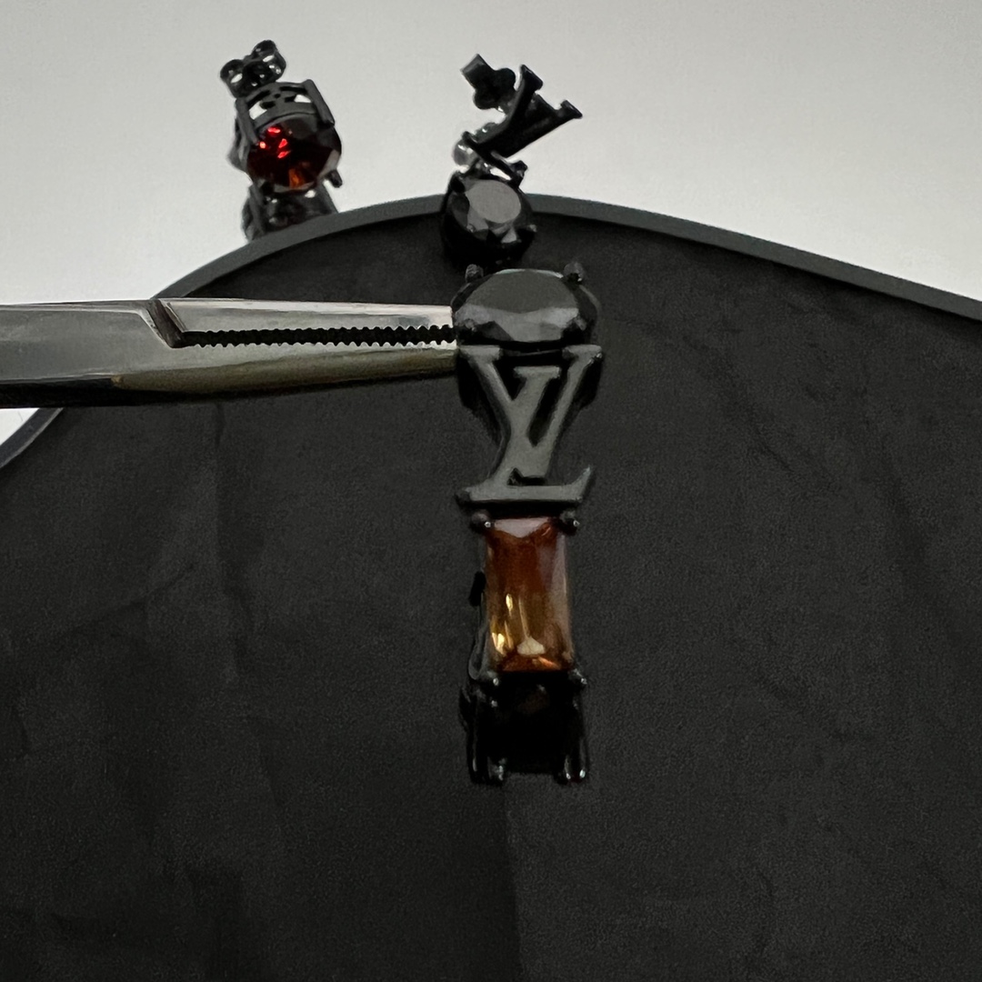 Louis Vuitto LV Light Set Of Earrings     M01405 - FashionPlug